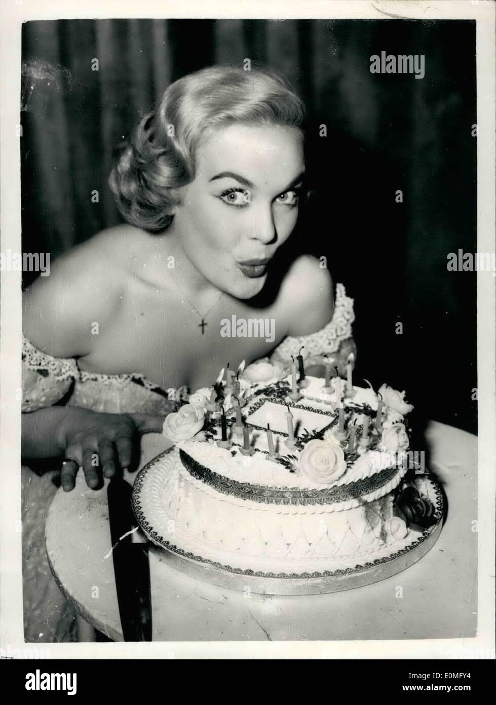 1. Januar 1955 - Shirley Eaton Feier ihren achtzehnten Geburtstag: Morgen, Mittwoch, 12. Januar, sieht den 18. Geburtstag Stockfoto