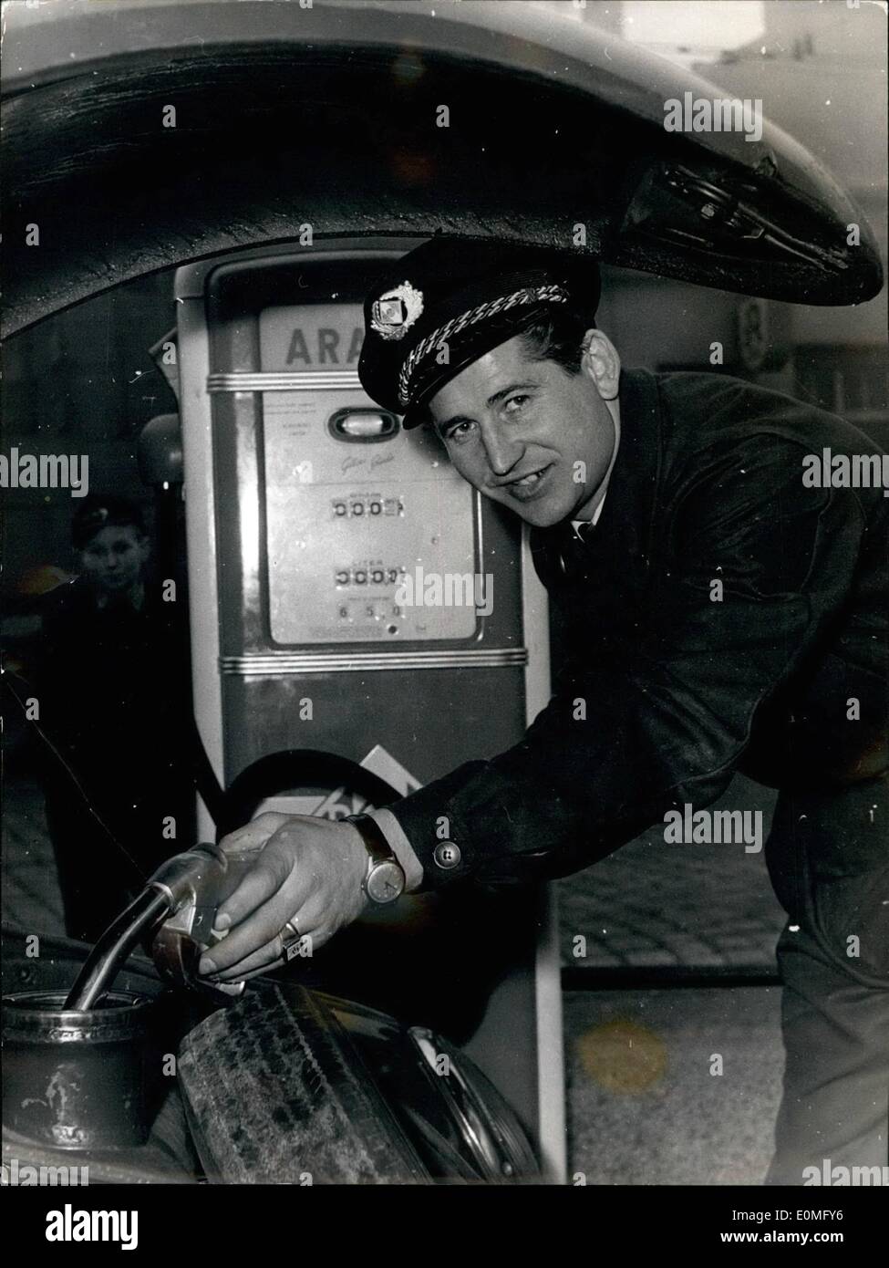 1. Januar 1955 - OPS: Helmuth Rahn (Rahn) das berühmte deutsche Mitglied der National Football Team, eine Tankstelle in Essen (Deutschland) geöffnet hat. Foto 5. Januar 1955. Stockfoto