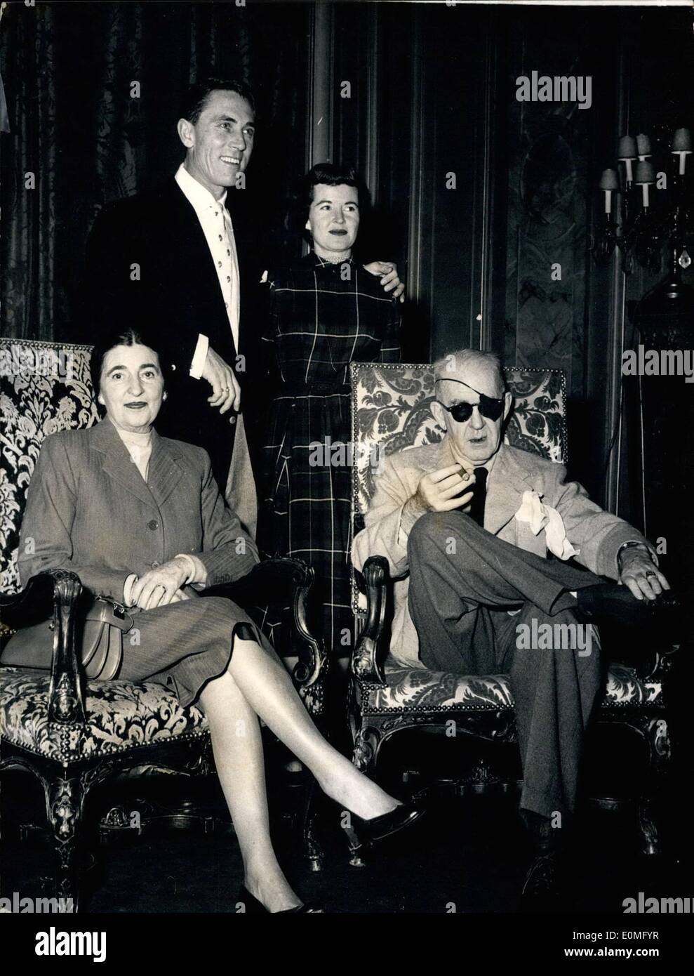 1. Januar 1955 - John Ford berühmten Film Produzent kommt In Paris: John Ford und seine Frau im Hotel Royal Monceau, Paris, heute Morgen fotografiert. Hinter ihm stehen seine Tochter, Frau Barbara Curtis und sein Schwiegersohn Ken Curtis. Stockfoto