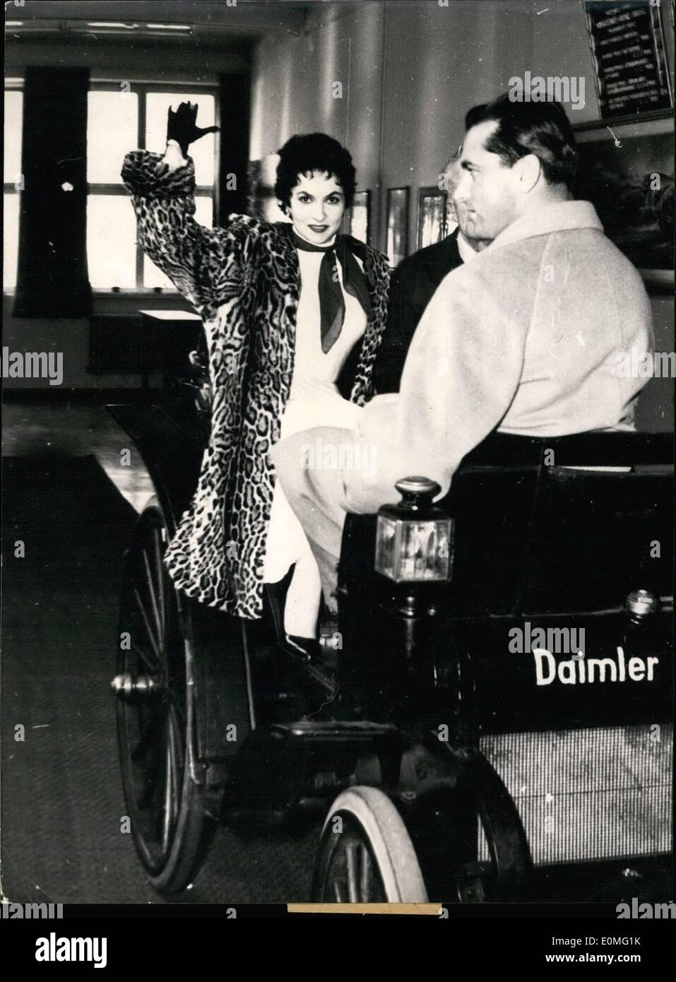 3. März 1955 - Lollo mit der Betankungsanlage - Cad: gestern waren die Arbeiter von Daimler - Benz Pflanzen bei Stuttgar(Germany) überrascht, der italienische Filmstar Gina Lollobrigida (Gina Lollbrigida) zu sehen. Sie kam mit ihrem Ehemann eine Betankungsanlage kaufen. Stockfoto