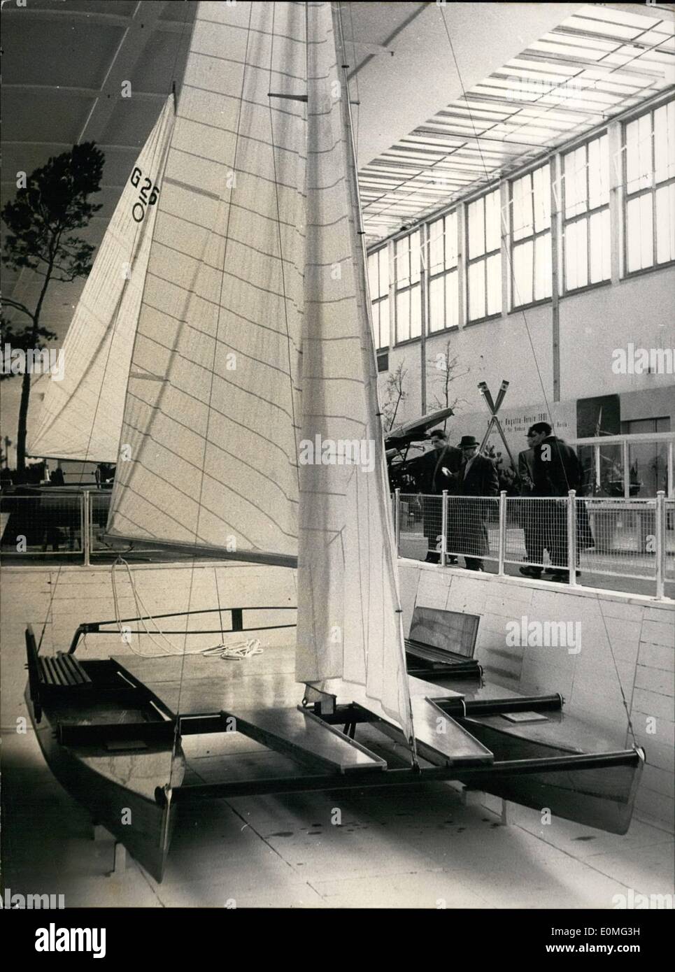 3. März 1955 - Segelboot mit zwei Rümpfen.: Du siehst in Berlin, wo die '' Wassersport - und Camping Ausatellung'' halten. Das Segelboot ist 6 Meter lang und 4 Meter breit. Stockfoto