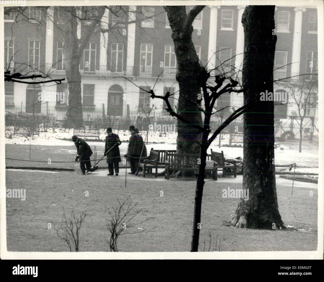 6. März 1955 - Mädchens Leiche gefunden in einem London-Quadrat - Keystone Foto zeigt: - Polizisten gesehen, heute an der Stelle in Tavistock-Square, Bloomsbury - wo die Leiche einer jungen Frau mit einer Wunde Kehle letzte Nacht fand Hand ablegen. Stockfoto