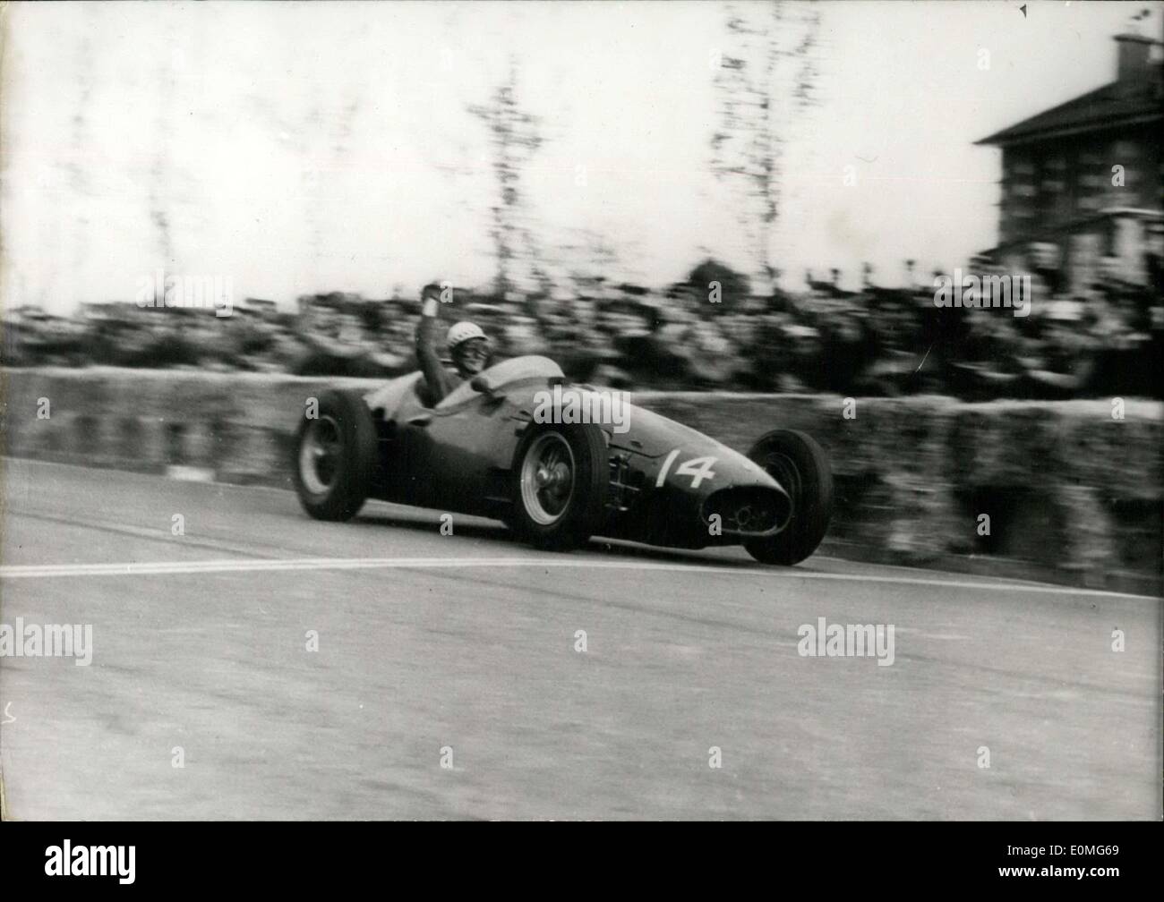 12. April 1955 - Jean Behra gewinnt in Pau: Französisch-Racer, Jean Behra fahren Maserati gewinnt den Grand Prix in Pau gestern. Stockfoto