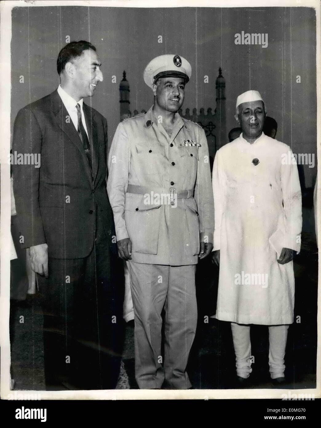 18. April 1955 - 18.04.55 Leutenant Oberst Nasser und anderen Delegierten zu den asiatischen afrikanischen Konferenz in Delhi ankommen. Leutenant Oberst Nasser, der Premierminister von Ägypten und seine königliche Hoheit Sardar Mohammed Naim, stellvertretender Ministerpräsident und Minister für auswärtige Angelegenheiten Afghanistans wurden von Herr Nehru empfangen, bei ihrer in Delhi vor kurzem auf ihren wegen der asiatisch-afrikanischen Konferenz in Bandung, Indonesien Ankunft. Ein großen Empfang fand in Delhi, bei dem sie aus einer Dias sprach, die ein Replikat des Throns im Roten Fort in Delhi war. Keystone-Foto zeigt: Herr Nehru mit datierter Col Stockfoto