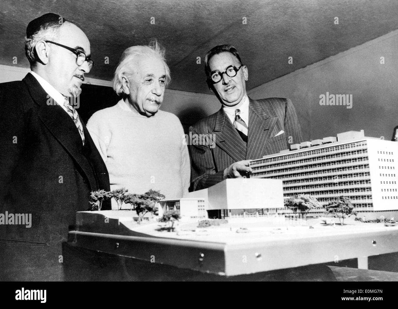 Albert Einstein zu seinem 75. Geburtstag erhält ein Modell der "Albert Einstein College of Medicine" Stockfoto