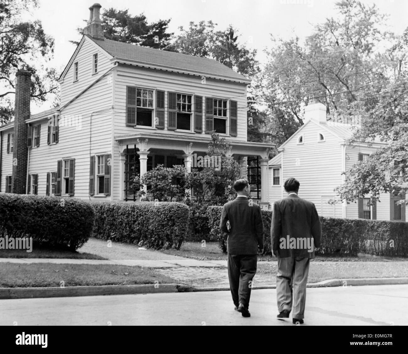 Professor Albert Einstein vor seinem Haus in Princeton Stockfoto