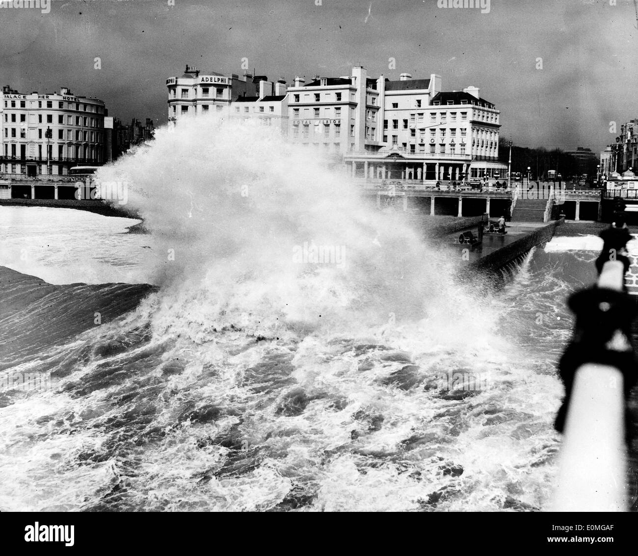 24. März 1955; Brighton, England, Vereinigtes Königreich; Riesige Wellen Bremsen vorne in Brighton. AP Stockfoto