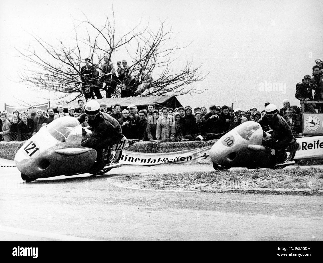 25. April 1955; Berlin, Deutschland; Ausgehend von der Moto-Saison auf dem Golfplatz Dieburg HANS BALTISBERGER erste Nr. 121 und h.p. Müller auf dem zweiten Platz. Stockfoto