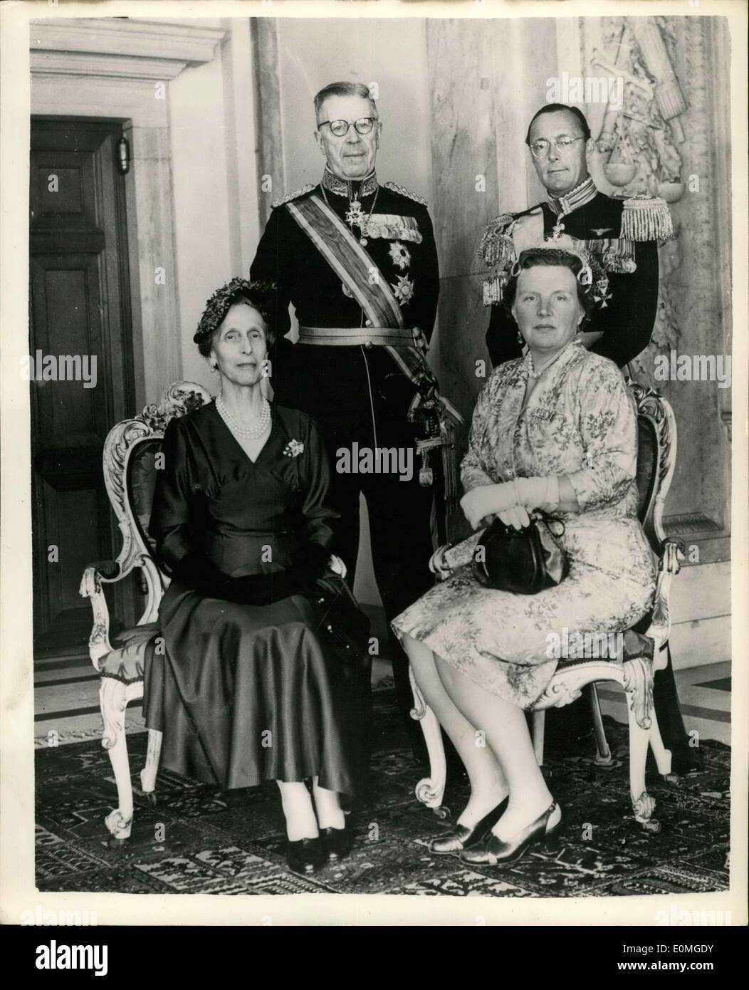 28. April 1955 - König und Königin von Schweden kommen in Holland.: der schwedische König Gustav Adolf und Königin Louise von Schweden, kamen in Amsterdam Stockfoto