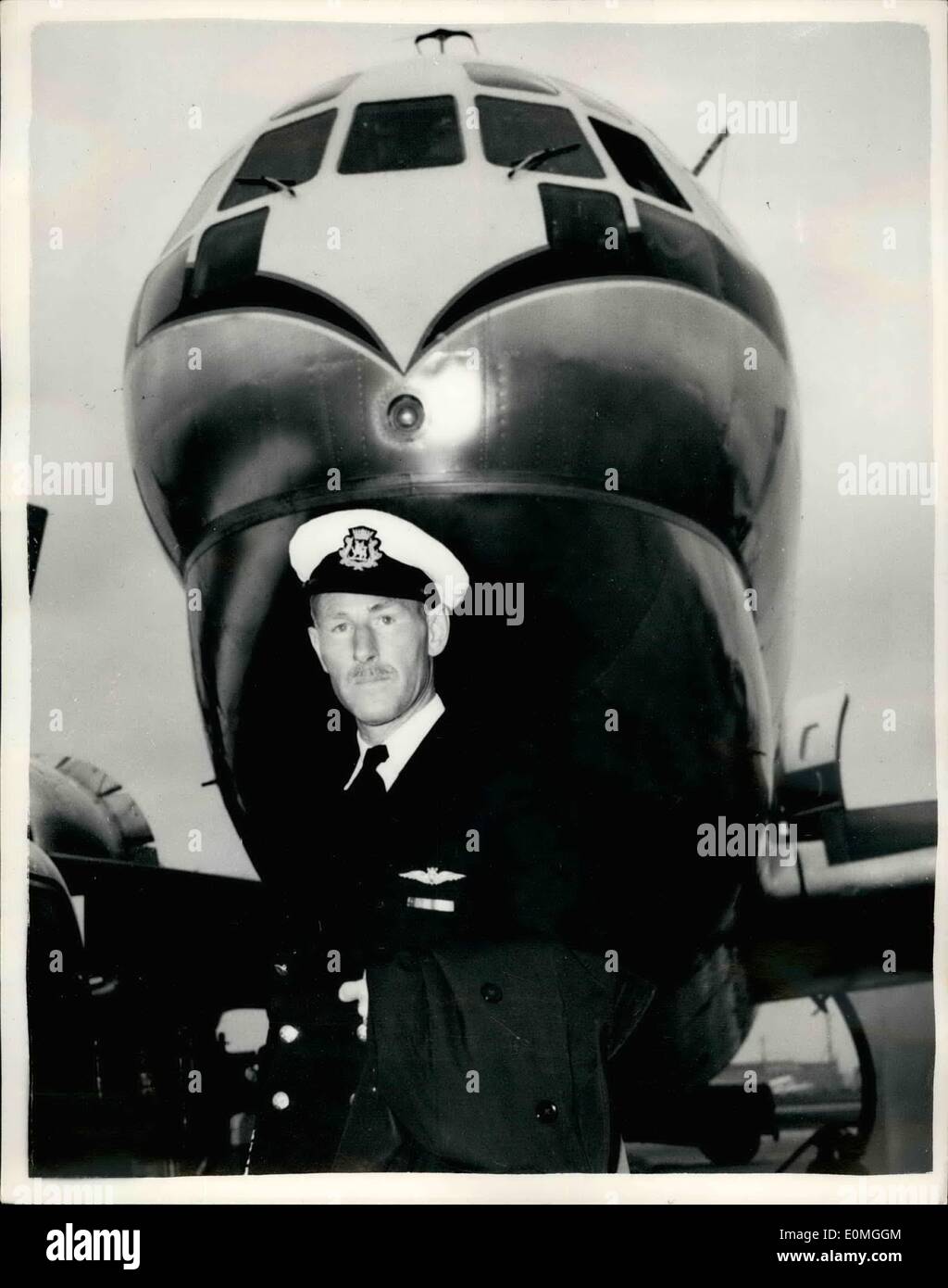 5. Mai 1955 - erster britischer Pilot 500mal Atlantiküberquerung. Captain Stuart Scott Arrives in London am Flughafen: Captain Stuart Scott, der B.O.A.C., wurde als erster britischer Pilot 500 Überquerung des Atlantiks, abgeschlossen, als er am Flughafen London heute Nachmittag aus New York, das Kommando über das Monarch Dienst Verkehrsflugzeug ankam. Captain Scott, der 45-vierzehn Jahre, seine '' 500'' zu erreichen ist, hat es gedauert. Foto zeigt: Captain Stuart Scott, nach seiner Ankunft auf dem Flughafen London heute Nachmittag gesehen. Stockfoto