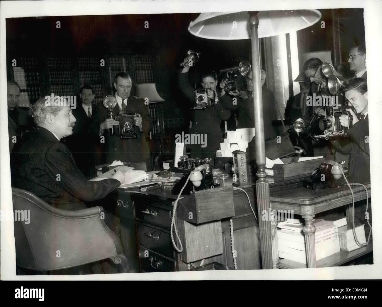 4. April 1955 - neue Außenminister am Schalter im Auswärtigen Amt. Foto zeigt Herr Harold Macmillan, der neue Außenminister - Gesichter einer Batterie Kameras heute sitzt an seinem Schreibtisch im Auswärtigen Amt. Herr Macmillan, der 61 ist, wurde der ehemalige Verteidigungsminister. Stockfoto