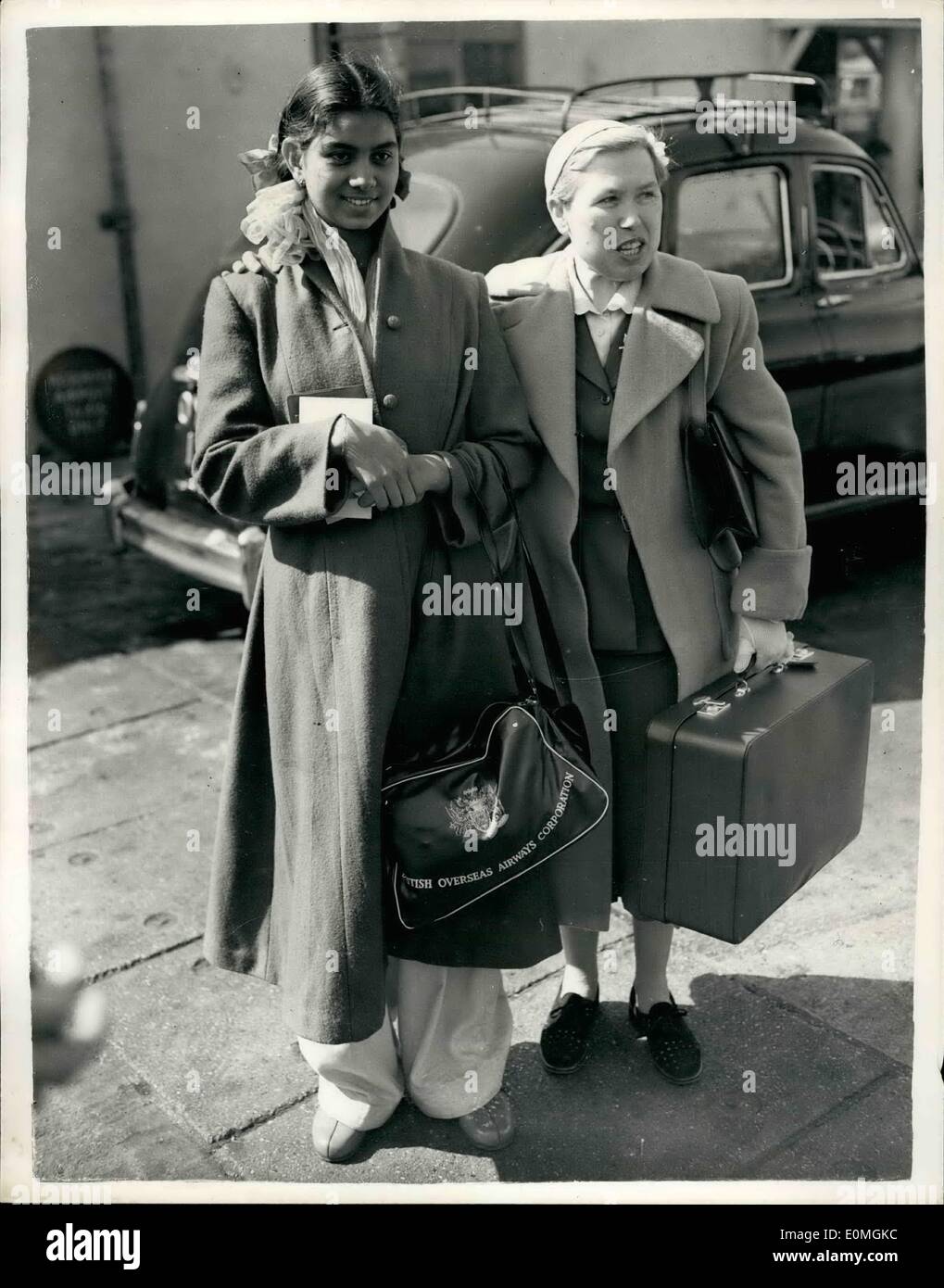 4. April 1955 - vierzehn Jahre Mädchen fliegen von KARACHI tun LONDON um sprechen zu lernen... Tragen ihre bunten Trachten - Rosa Seide Schlafanzug, Shalwar Hose und ein arey floral Kittel - vierzehn Jahre alten flogen SHAM AXWAR nach London heute von Karachi - 4.500 Meilen - sprechen zu lernen... Von Geburt - Raben, die dunkelhaarige Shemin nie aussprechen konnte mehr als eine gelegentliche Kehle Ton taub... Seit ThrJe Jahren wird sie die '' verabschiedet '' Schüler von Mrs NANCY CLARK aus Stockton-on-Tees, nach London reiste, um Shamim - treffen, werden, die ihre ersten privaten Schülerin Stockfoto