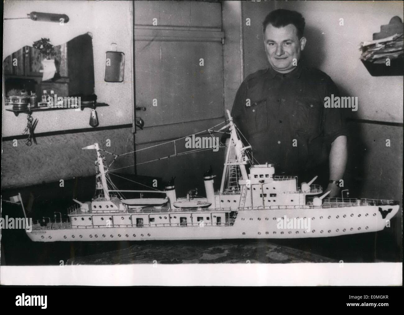 4. April 1955 - Metz Traffic Polizist baut Modell von Kriegsschiff: 40-Year-Old Paul Tanchot, Verkehrspolizist in Metz, Elsass, mit dem Small - Scale-Modell des Schiffes. '' Amiral Charnier''. M. Tanchot war in der Marine in seinen jüngeren Tagen und segelte auf der '' Amiral Charnier'', es dauerte 8 Monate, um diese alle Holzmodell bauen. Stockfoto