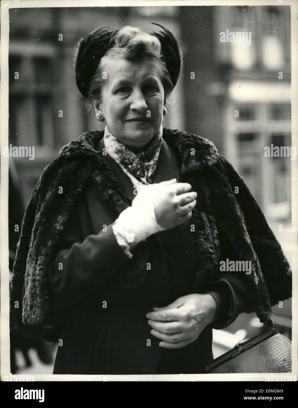 4. April 1955 - Modell mit Mord aufgeladen. Zeuge mit verletzten Hand.: Blonde Modell Ruth Ellis vor Gericht erschien bei Hampstead gestern - 25 Jahre alten Rennfahrer David Blakely in einer ruhigen Straße in Hampstead zu ermorden angeklagt. Es wird gesagt, dass sie sechs auf ihn Schüsse. Unter diesen Zeugenaussage war Frau Gladys Yule des Parliament Hill - wer in der Nähe der Szene des Schießens war - und wer wurde verletzt in der Hand. Das Foto zeigt Frau Gladys Yule mit verwundeten Hände. Sie gab Beweis in der mündlichen Verhandlung. Stockfoto