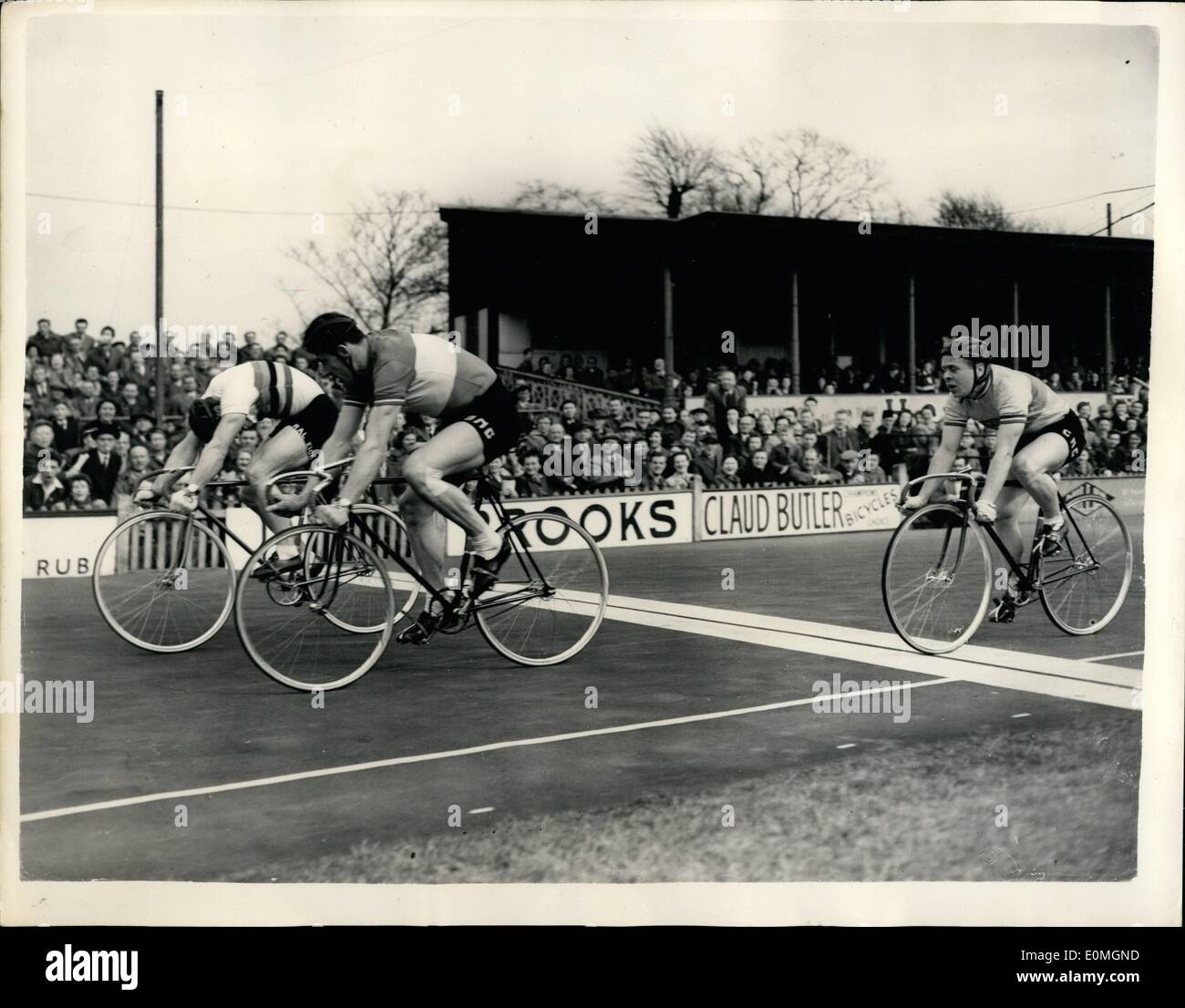 4. April 1955 - 9.4.55 Radfahren in Herne Hill. Die südlichen Grafschaften Cycling Union International Zyklus Racing Festival, fand gestern, Karfreitag in Herne Hill. Keystone Fotoshows: Das Finish der Professional Contest Match B, zeigt Cyril Peacock (gt. Britain), gewinnen, mit Jacques Bellenger, von Frankreich, zweitens und Roger Gaignard von Frankreich, Dritter. Stockfoto