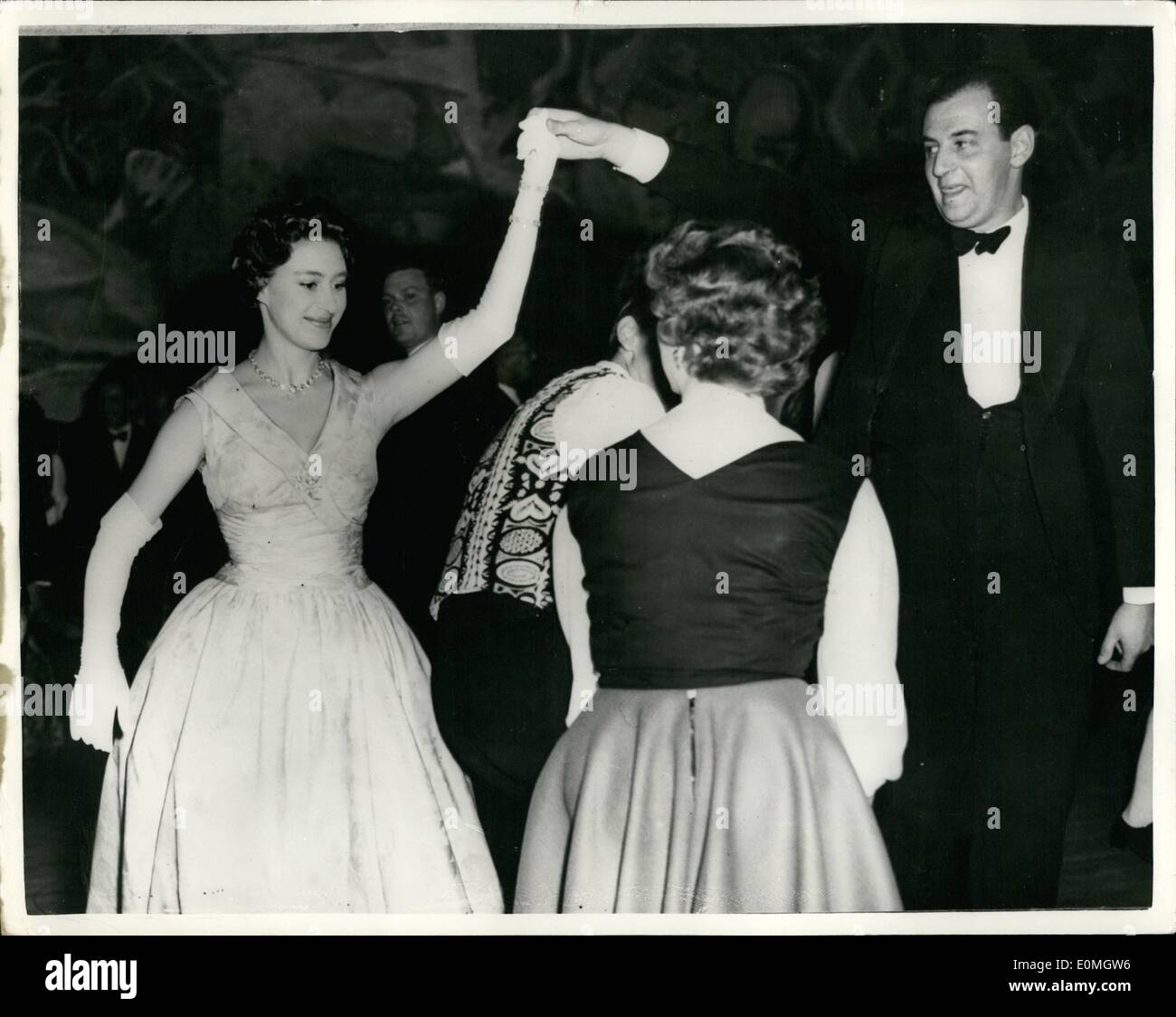 5. Mai 1955 - Prinzessin Margaret Tänze zu ihren Folk-Songs. H.R.H Prinzessin Margaret ging in der englischen Folk-Tanz und Gesang Gesellschaft-Ausstellung in London letzte Nacht. Innerhalb von zehn Minuten war sie selbst tanzt. Zuerst tanzte sie '' Prinzessin Margater Fancy'', dann tanzte sie '' Prinzessin Margaret Besuch ''. Danach nahm sie den Boden wieder in ein American Square Dance. Für diesen Anlass trug sie eine blasse rosa und lila blühenden Taftkleid. Foto zeigt Prinzessin Margaret beteiligt sich an einem Volkstanz speziell für sie entwickelt und benannt '' Prinzessin Margaret Fancy " Stockfoto