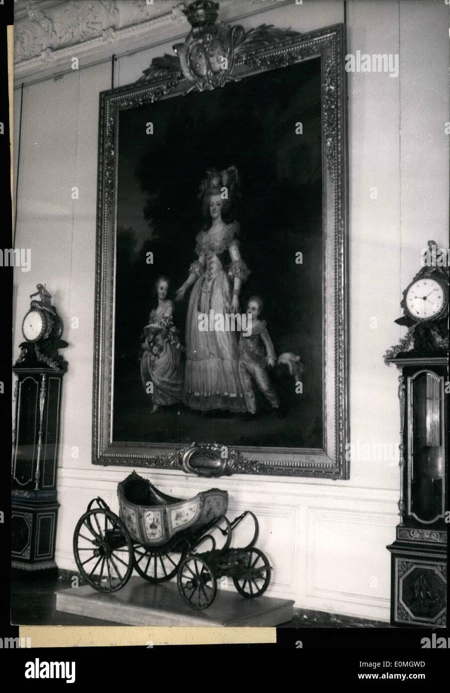 5. Mai 1955 - öffnet Marie-Antoinette Ausstellung in Versailles. Ein Porträt von Marie-Antoinette, mit der Dauphin und Princess Royal von Adolf Ulrich Wertmüller (Nationalmuseum Stockholm) gesehen in der Marie-Antoinette-Ausstellung anlässlich des 200. Jahrestages der unglücklichen Königin jetzt in Versailles statt. Unter dem Porträt ist das Wägelchen, in dem einst der Dauphin (gezeichnet von Ziegen) fahren. Kann 14/55 Stockfoto