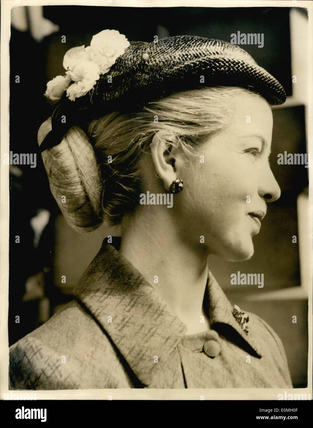 4. April 1955 - Presse-Blick auf die Royal Academy of Arts Ausstellung... Mrs Kendall Brook aus Südafrika. Keystone-Fotoshows: Mrs Kendall Brooke aus Cape Town, South Africa - trägt einen schwarzen Strohhut - garniert mit gelben Blüten, sie kam an diesem Morgen für die Presse-Ansicht von der königlichen Akademie-Ausstellung im Burlington House. Stockfoto