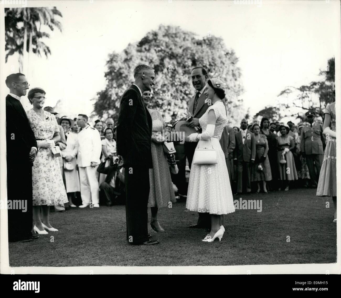 7. Juli 1955 - lächelnd Prinzessin Margaret, statt gesehen während des jüngsten Gartenparty am Government House, Trinidad. Auf ihrer rechten Seite ist gerichtete Kamera, der Gouverneur, Sir Hubert Palette Stockfoto