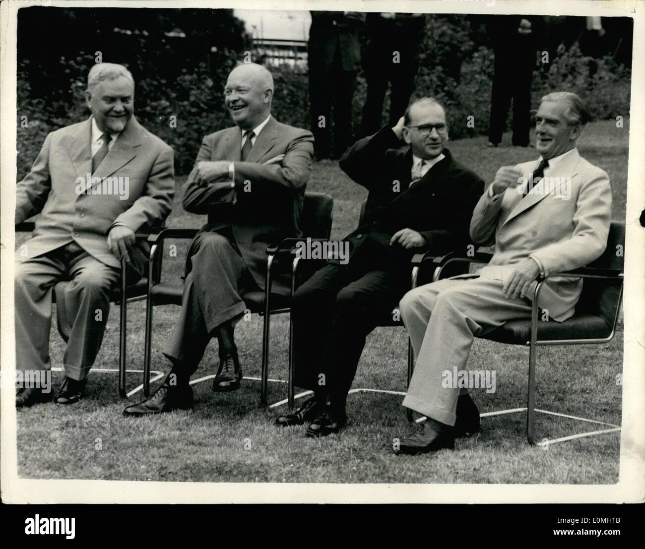 7. Juli 1955 - Studien der großen vier während Off Duty In Genf: Die freundliche Atmosphäre in Genf. In fröhlicher Stimmung ist (L, R) Marschall Bulganin, Präsident Eisenhower, M. Faure und Sir Anthony Eden, gesehen, wie sie für die Fotografen auf dem Gelände des Palais des Nations in Genf posieren. Stockfoto