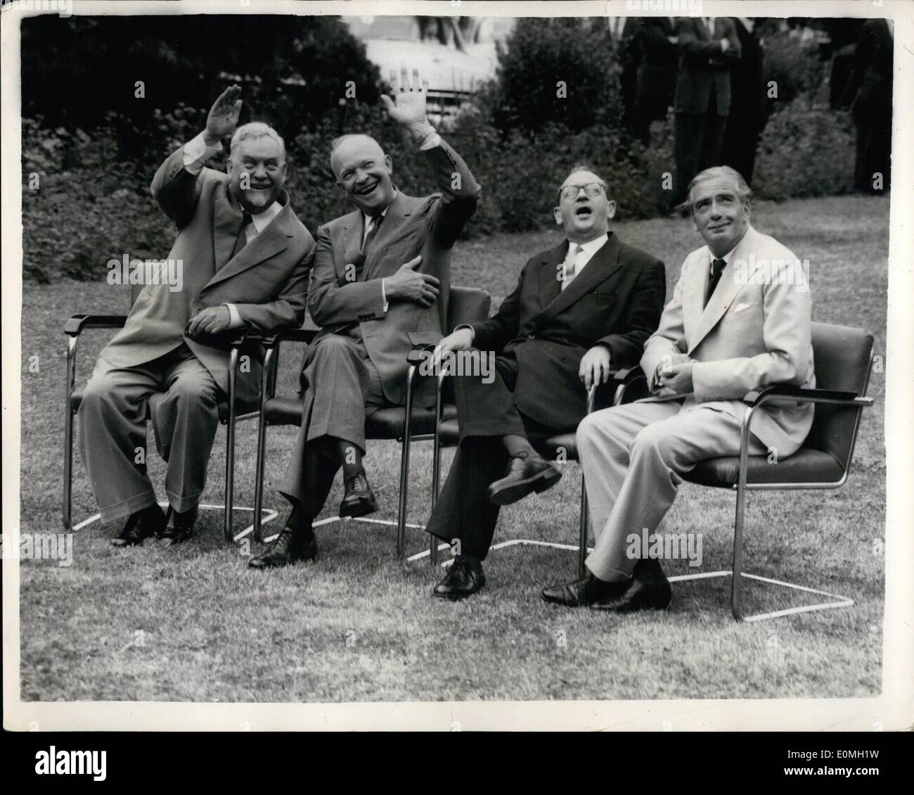 7. Juli 1955 - Delegierten in fröhlicher Stimmung... In den Gärten des Palastes Od Nationen gesehen... Bild zeigt: Gesehen in eine fröhliche Stimmung in den Gärten des Palastes der Nationen heute sind links nach rechts:-Marschall Bulganin; Präsident Eisenhower; M. Edggar Faure und Sir Anthony Eden - während einer Pause in der "Big Four" Konferenz heute. Stockfoto