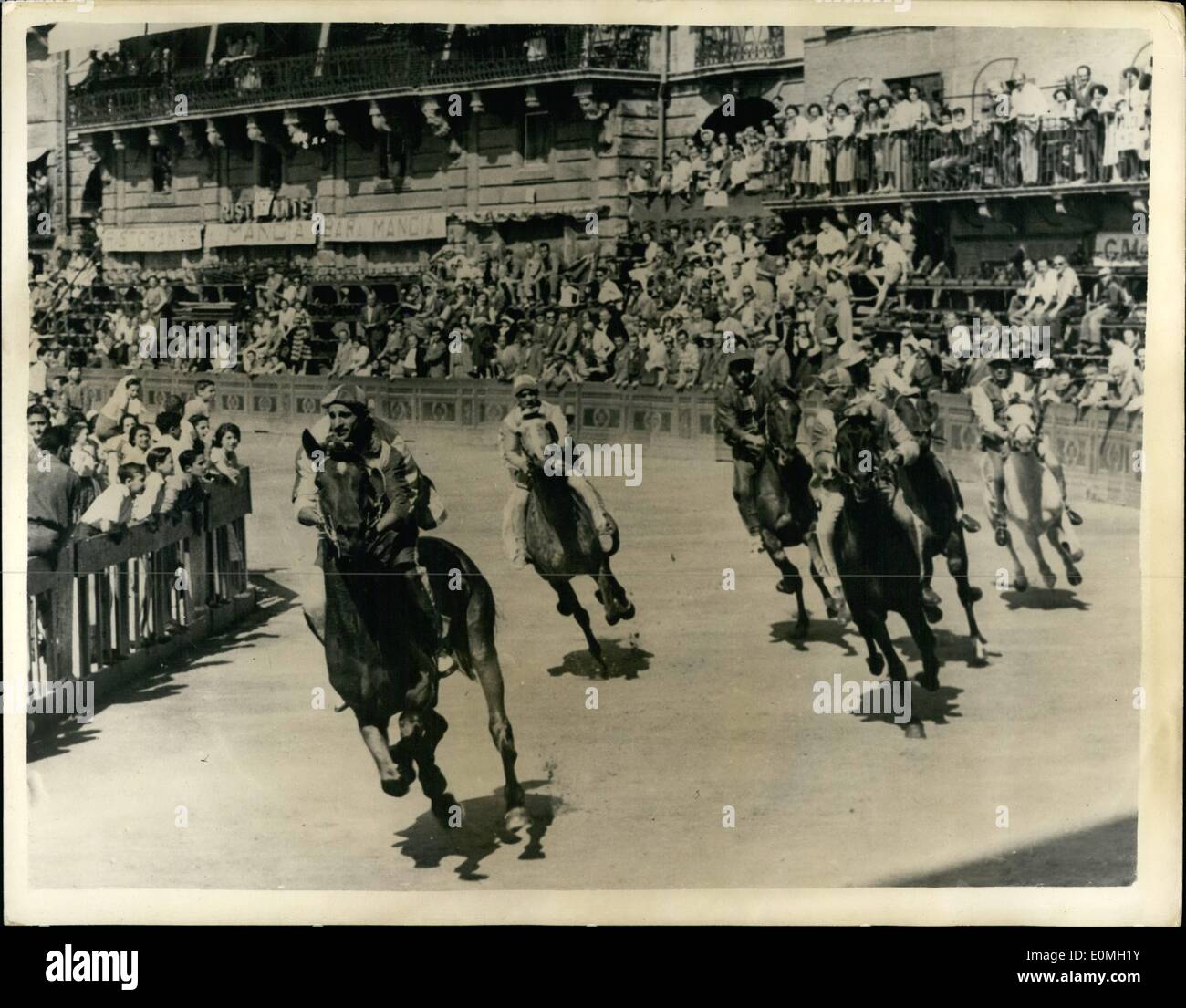 7. Juli 1955 - mittelalterlichen Pferderennen in Siena. : Die alten Palio Siena, Italien, wurde kürzlich auf dem Hauptplatz, dem Campo abgehalten. Stockfoto