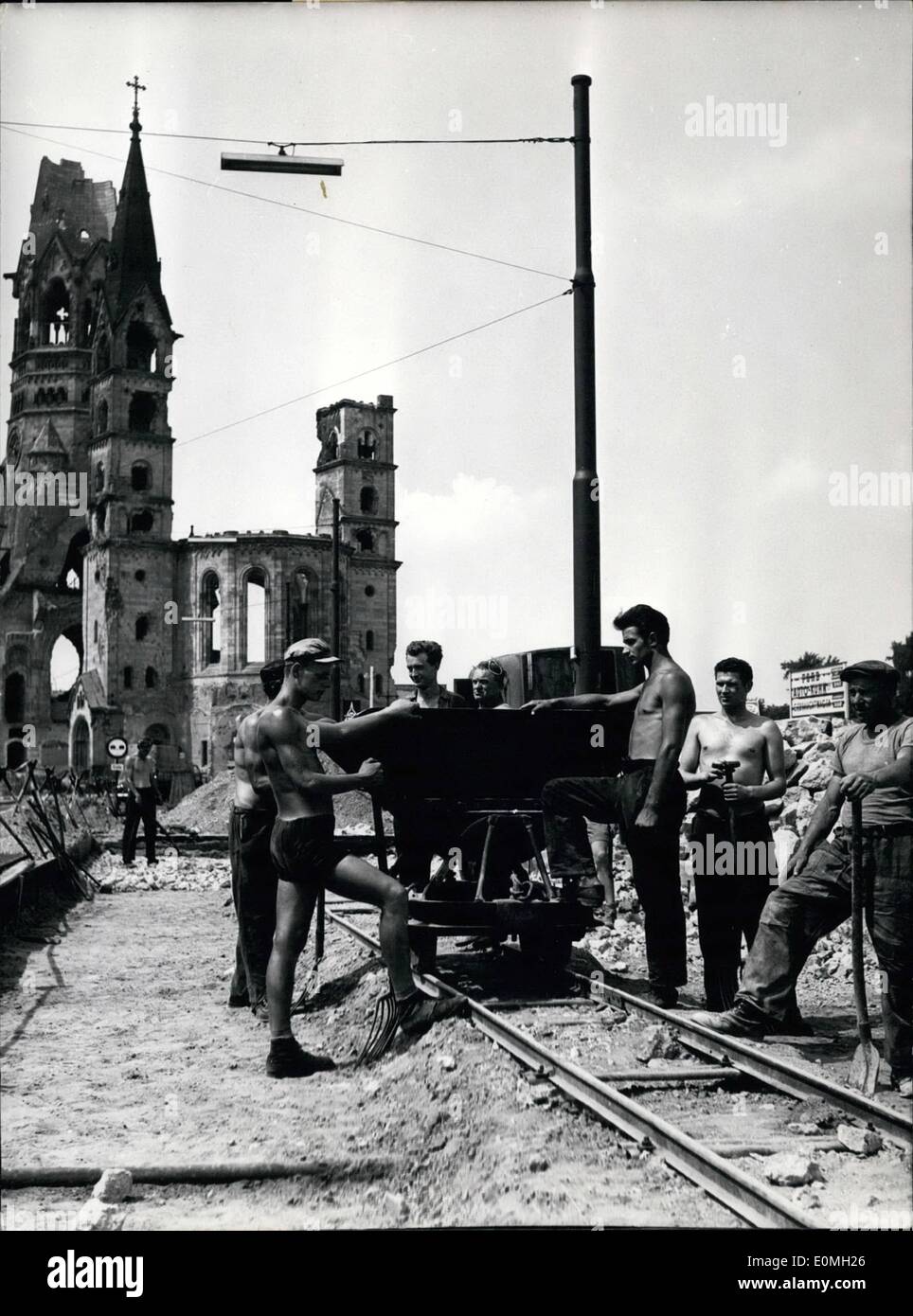 7. Juli 1955 - Berlin war ruhig und meditieren: am Montag Mittag um 12:00 für zwei Minuten. Verkehr Stand und Männer aufgehört zu arbeiten. Die Gedanken aller ging nach Genf, wo die Konferenz gestartet wurde, die unser Schicksal ändern können. Foto zeigt Arbeiter während ihrer Stille Demonstration. Hintergrund: Das Gedachtnis-Kirche Berlin. Stockfoto