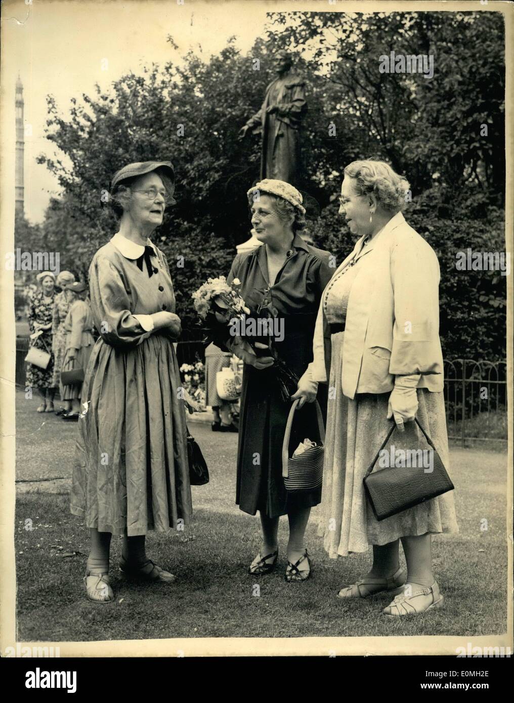7. Juli 1955 - Jubiläum von Frau Panhurst Geburtstag Blumen an die Statue. gelegt: Suffragetten legte Blumen an der Statue in Stockfoto