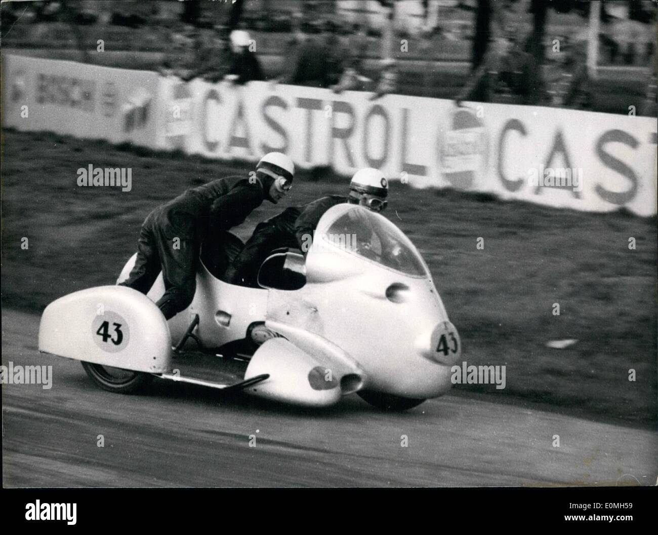 5. Mai 1955 - das Team von den Bayerischen Motoren (BMW) Noll - Cron gewann das Rennen in der 500 Ccm Klasse mit einer Durchschnittsgeschwindigkeit von 163,8 km/h pro Kreis. Foto zeigt der BMW-Welt-Champions-Noll-Cron-Job in einer der Kurven von dem Hockenheim-Ring. Stockfoto