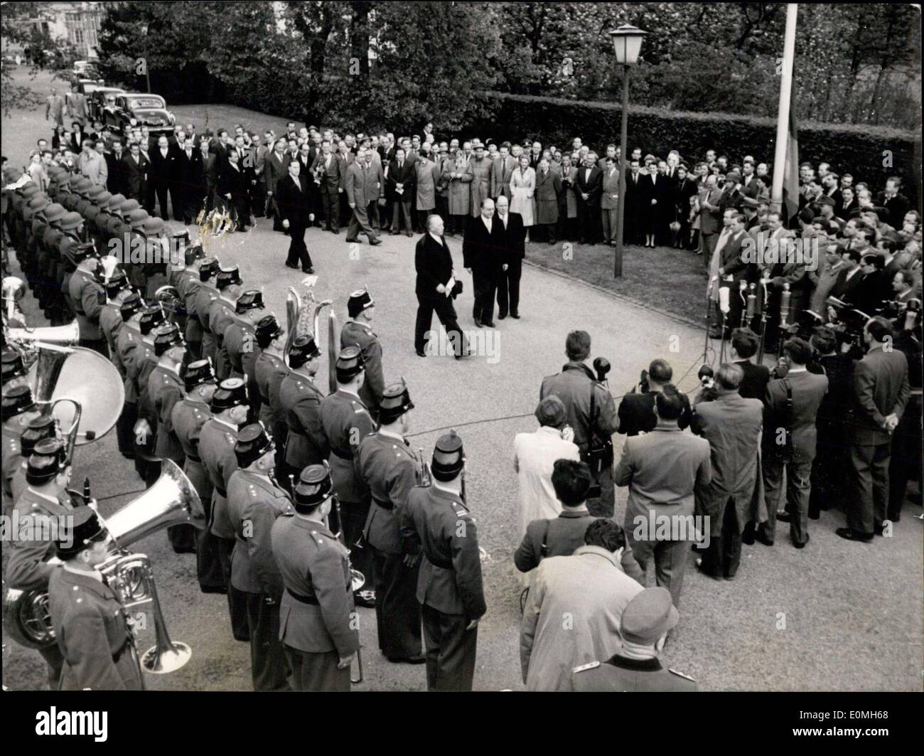 6. Mai 1955 Flaggenparade auf der Bundeskanzlerant zu den Klängen