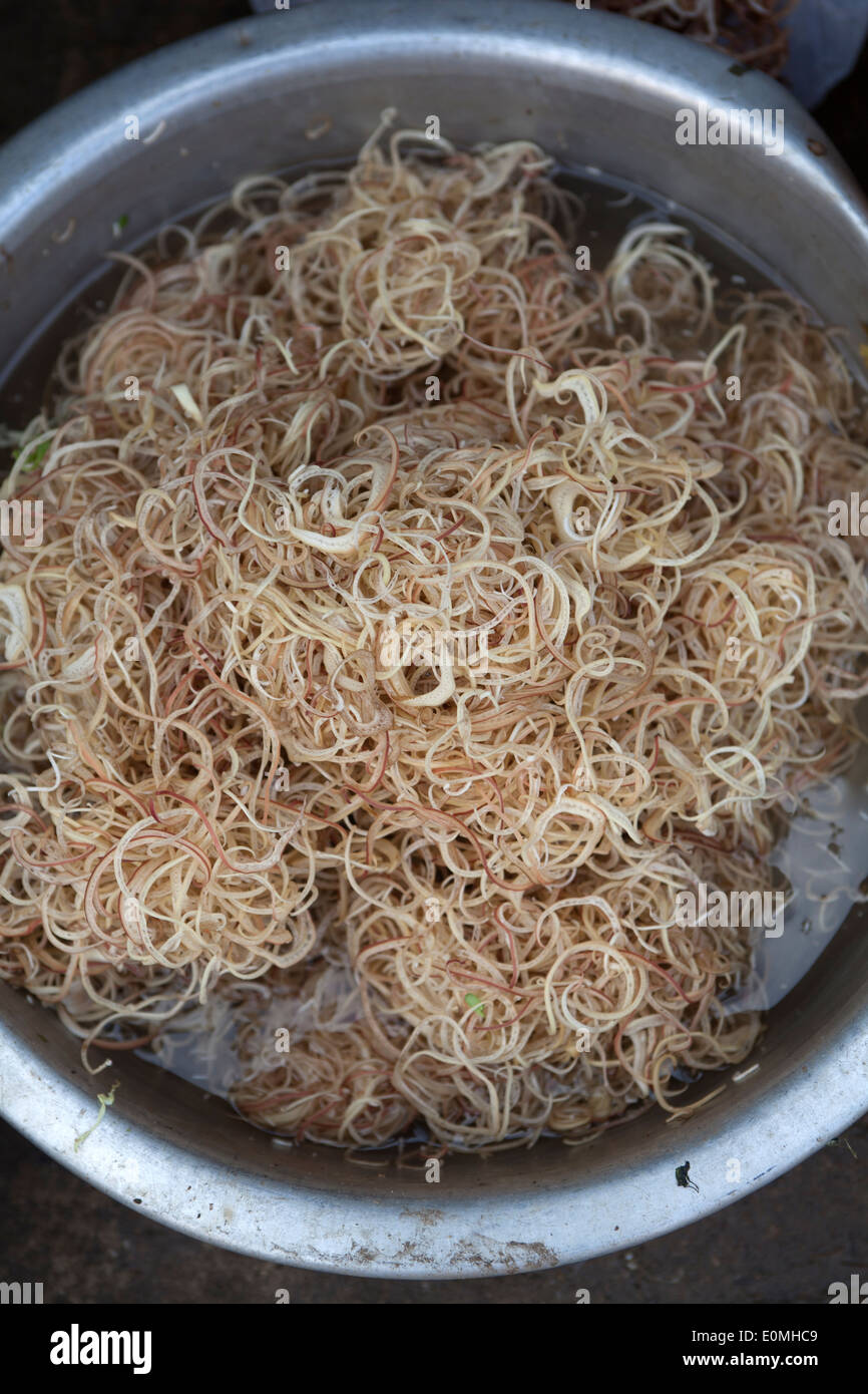 Geschälte Wurzel Gemüse Spiralen zum Verkauf auf Markt in Hoi An Vietnam Stockfoto