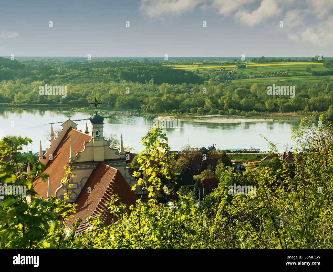 Panorama der Stadt Kazimierz Dolny mit Pfarrei Kirche Fara, über die Weichsel Polen Stockfoto