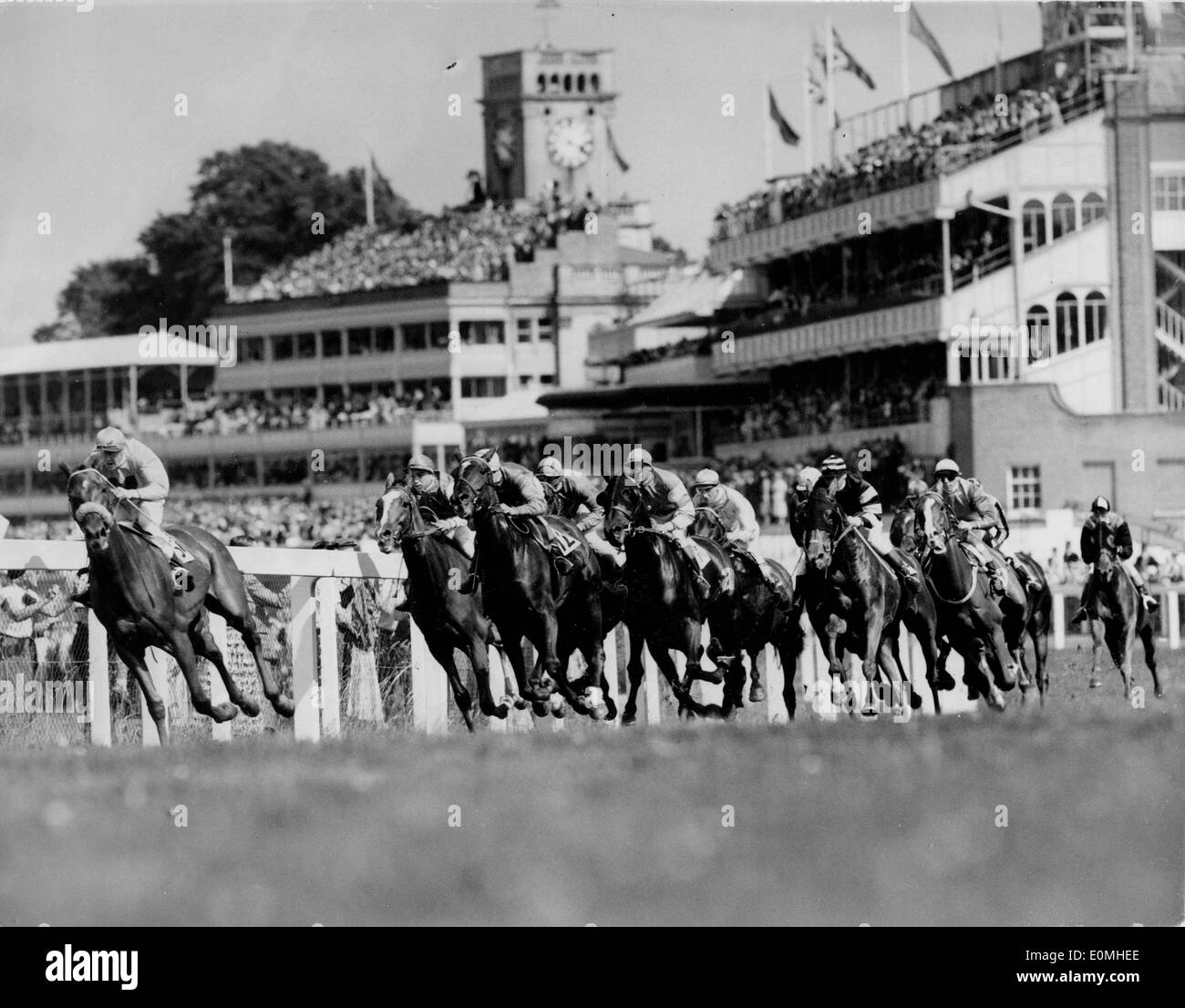 12. Juli 1955; London, UK; Pferde, die Rundung der ersten Kurve in Ascot Stakes, die von "Wildnor", geritten von C. Easton gewonnen wurde. Die Tribüne kann im Hintergrund gesehen werden. Stockfoto