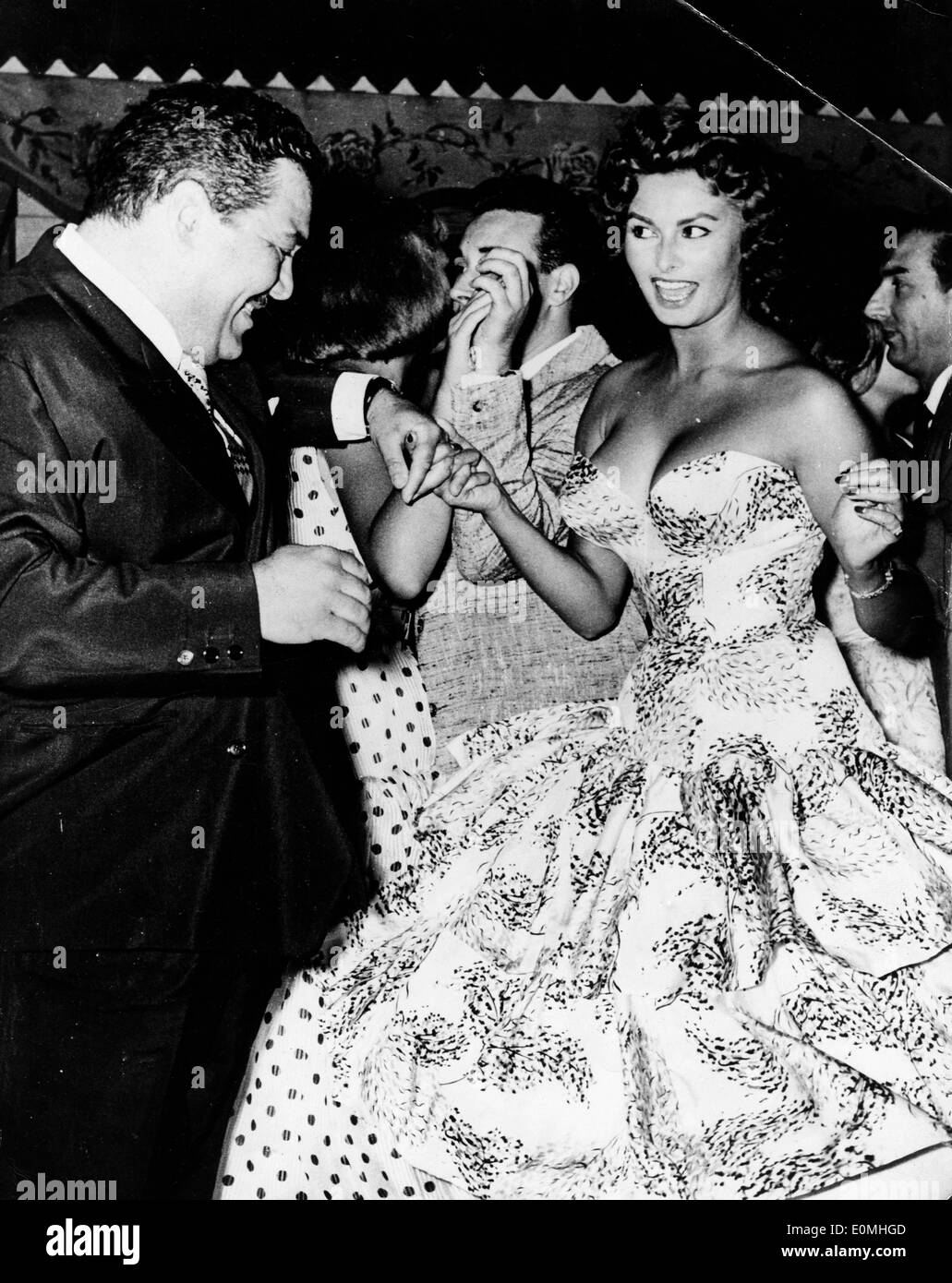Schauspielerin Sophia Loren tanzen mit dem Schauspieler Folco Lulli Stockfoto