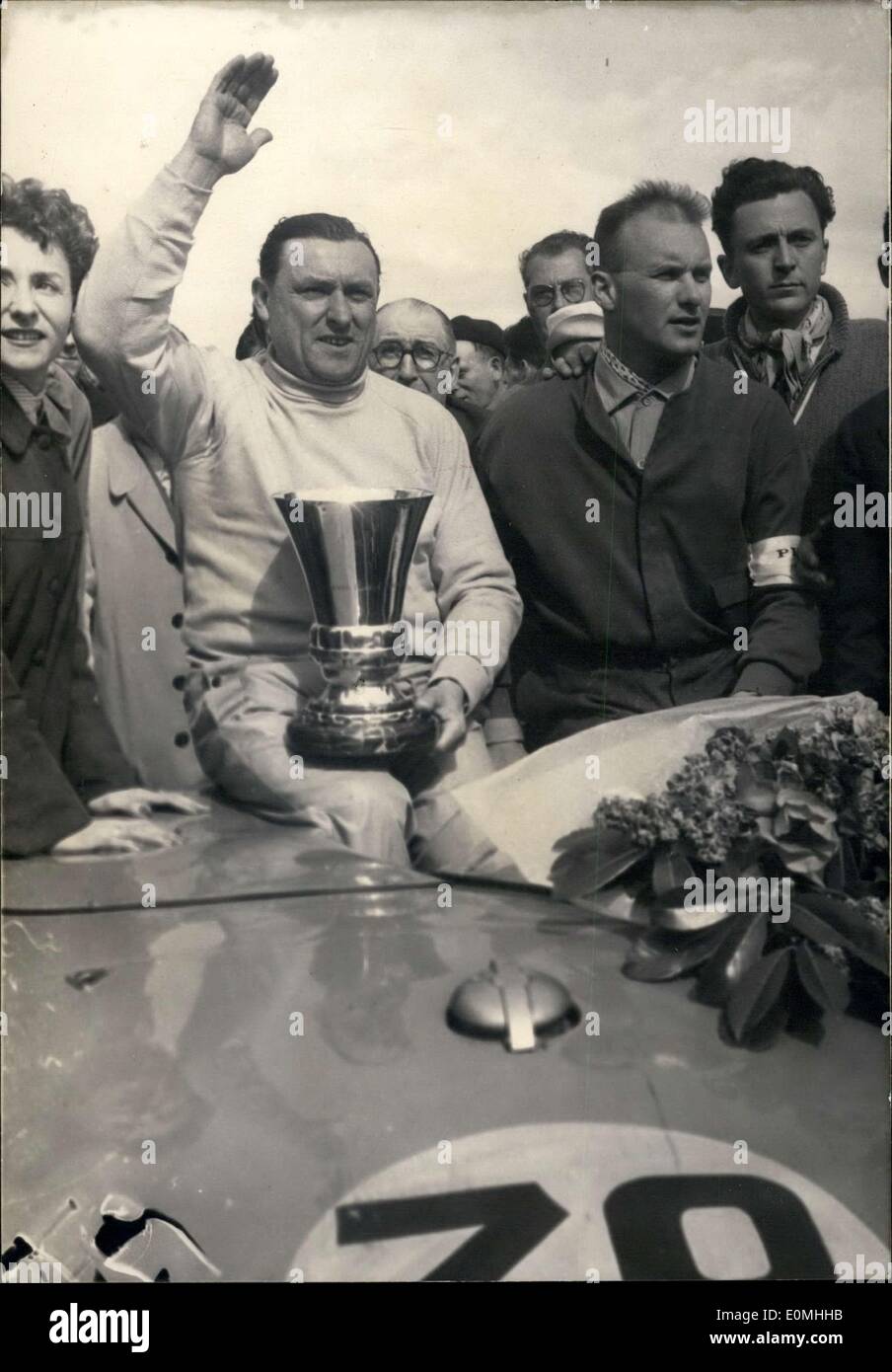 16. Mai 1955 - Veuillet-Olivier (Driving A Porsche) gewinnen die Paris 24-Stunden-Rennen in Monthléry: Veuillet (links) und sein Teamkollege Olivier nach ihrem Sieg in der E' Paris Motor Stundenrennen in Monthléry Track gestern. Stockfoto