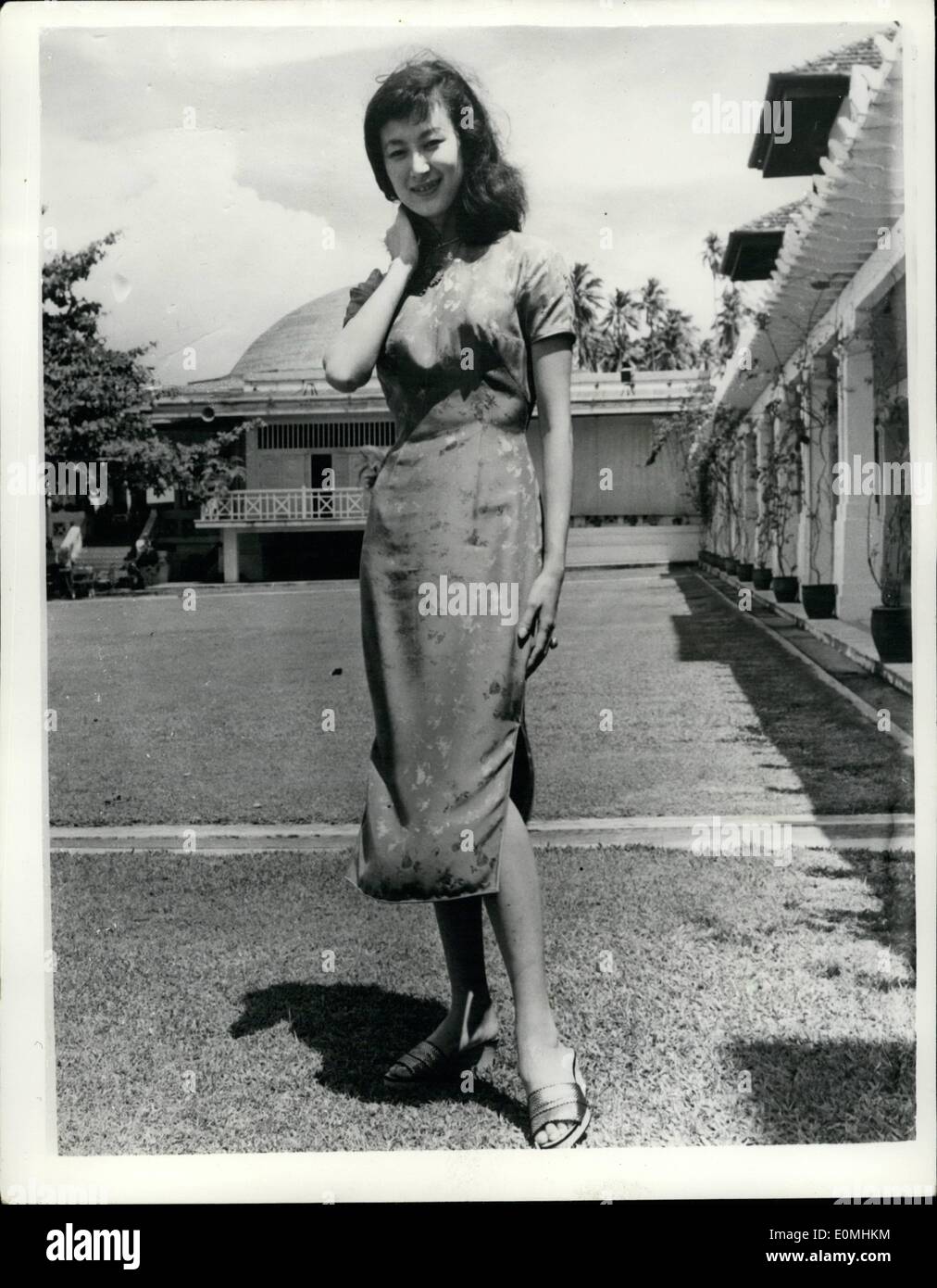 31. Mai 1955 - 31.05.55 sie nennen ihr Grace Kelly von Asien. Gewinnt den Golden Harvest-Award. Miss Keiko die 23-jährige Schauspielerin die Shochiku Motion Picture Company, die aus Stein veteran Schauspielerinnen von neun anderen asiatische Ländern gewinnt den Golden Harvest als beste Darstellerin des Jahres bei den jüngsten South East Asian Motion Picture Festival in Singapur Award. Miss Kishi, die Grace Kelly Asiens stieg zum Ruhm in ihrer Rolle als Miss Machiko und gewann internationalen Anerkennung in diesem Jahr in der Flüchtling genannt worden ist. Keystone-Fotoshows: Miss Keiko Kishi sieht charmant in einem chinesischen Kleid Stockfoto