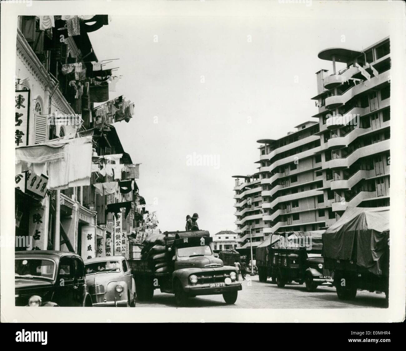 8. August 1955 - Ost sieht bei West: Malaya, britische Kolonie, die Kommunismus zurück gekämpft und vor kurzem hielt seine erste allgemeine Wahl, Fortschritt in eine andere Richtung - es hat ein Wohnungsbauprogramm unrelieved in diesem Teil der Welt. Allein, in Singapur, die Hauptstadt, ist das Ziel für 1955-59 12,0000 neue Wohneinheiten pro Jahre, fast das Doppelte des Vorjahres. Foto zeigt Wäsche behängt alte Gebäude (links) Blick auf moderne Apartments (rechts) in Singapurs Chinatown. Schwerpunkt liegt auf kostengünstige, moderne Wohnungen an die Bedürfnisse der unteren Einkommensschichten. Stockfoto 8. August 1955 - Ost sieht bei West: Malaya, britische Kolonie, die Kommunismus zurück gekämpft und vor kurzem hielt seine erste allgemeine Wahl, Fortschritt in eine andere Richtung - es hat ein Wohnungsbauprogramm unrelieved in diesem Teil der Welt. Allein, in Singapur, die Hauptstadt, ist das Ziel für 1955-59 12,0000 neue Wohneinheiten pro Jahre, fast das Doppelte des Vorjahres. Foto zeigt Wäsche behängt alte Gebäude (links) Blick auf moderne Apartments (rechts) in Singapurs Chinatown. Schwerpunkt liegt auf kostengünstige, moderne Wohnungen an die Bedürfnisse der unteren Einkommensschichten. Stockfoto