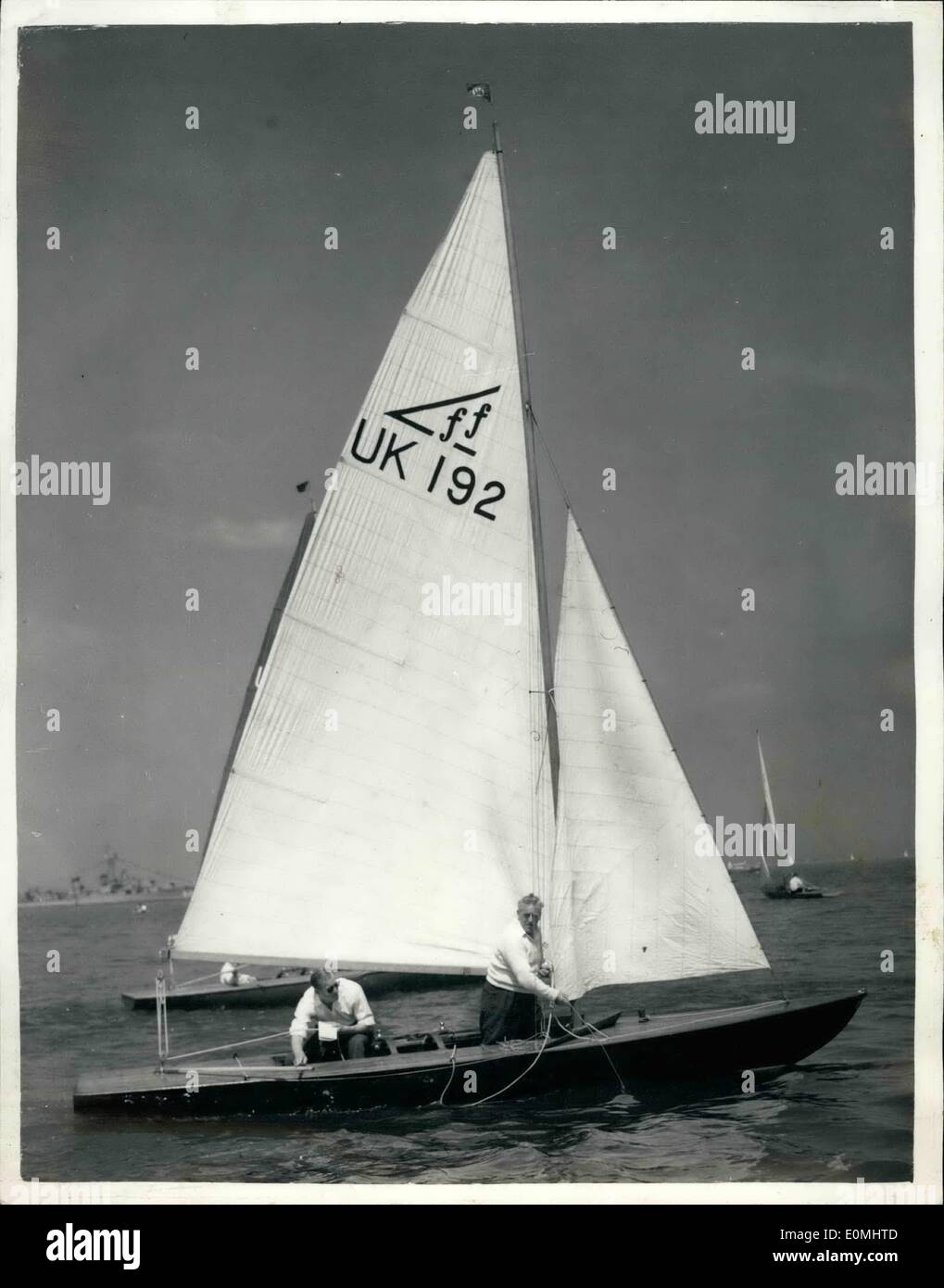 8. August 1955 - kommt der Herzog von Edinburgh bei Cowes Gewinne vierter Platz In seiner Yacht-Coweslip: Der Herzog von Edinburgh und Uffa Stockfoto