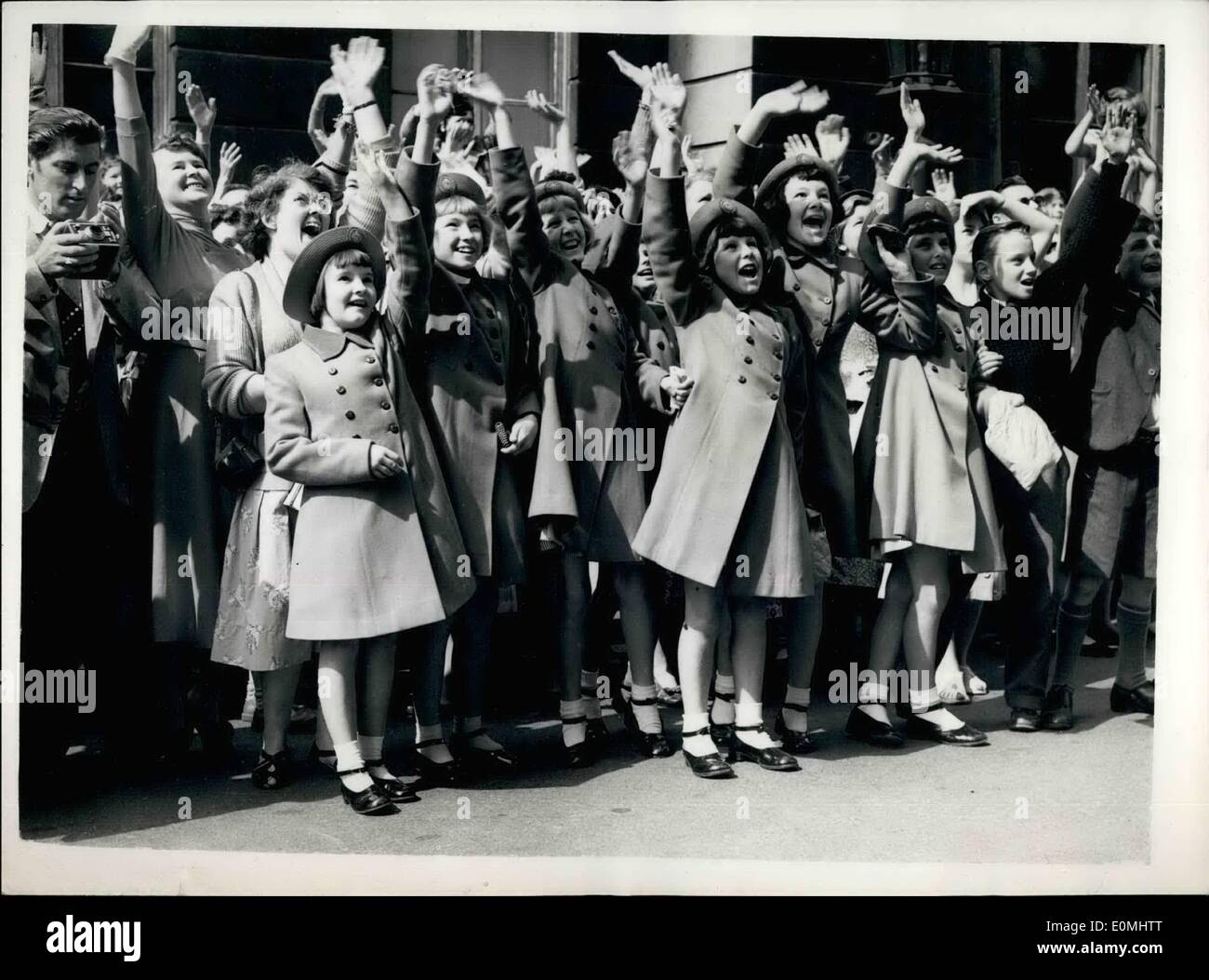 August 1955 - Königin Mutter feiert ihren 558. Geburtstag: Königin Elizabeth die Königin Mutter feiert heute ihren 55. Geburtstag. Sie erhielt eine Geburtstagsgrüße von Prinz Charles und Prinzessin  Das Bild zeigt: Blick auf die jubelnden Menschenmassen vor dem Clarence House heute. Stockfoto