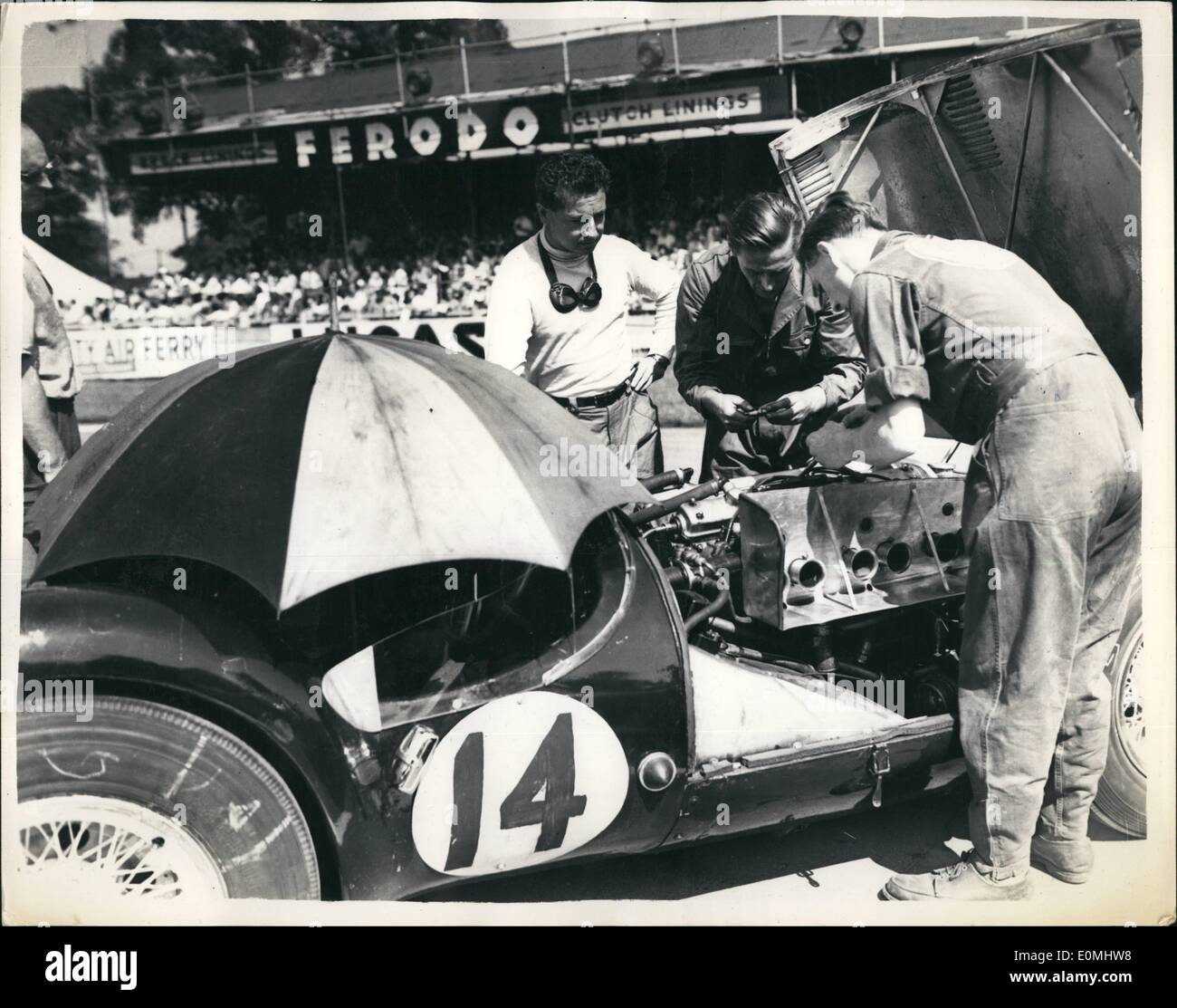 8. August 1955 - neun Stunden Autorennen auf gut-Holz. Foto zeigt Lance Macklin, der Mab, die getroffen wurde, in ill-fated Rennen von Le mans Stockfoto