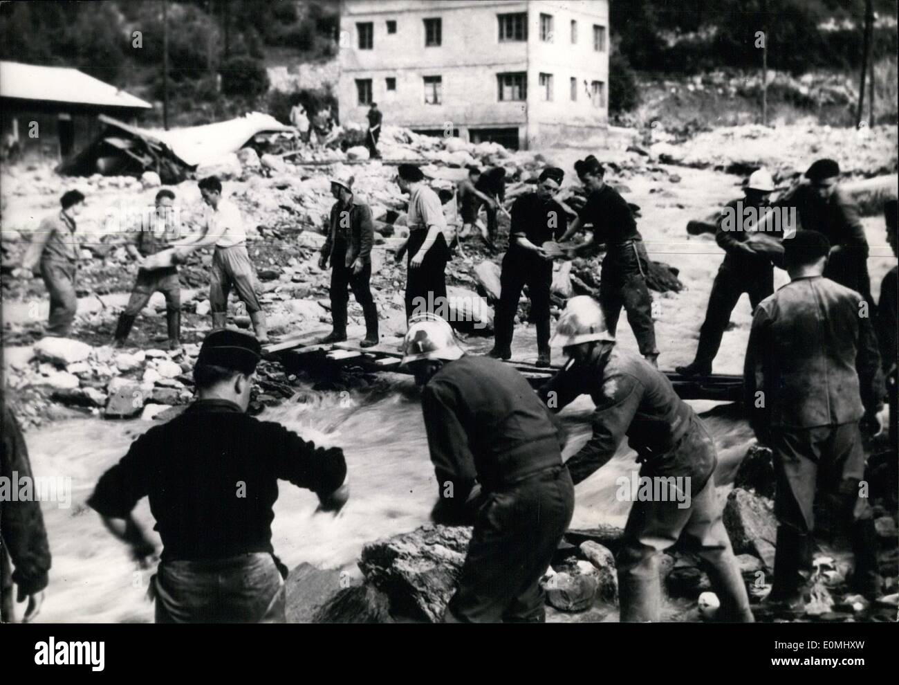 6. Juni 1955 - verursacht schwere Regenfälle Überschwemmungen und Erdrutsche auf Französisch-italienischen Grenze: Unterstützt von Truppen sind Feuerwehrleute gesehen Reinigung das Gesindel In den Straßen von Modane an der Französisch-italienischen Grenze. Das Hochwasser wurde durch starke Regenfälle und der Überlauf des Bogens Fluss verursacht. Stockfoto