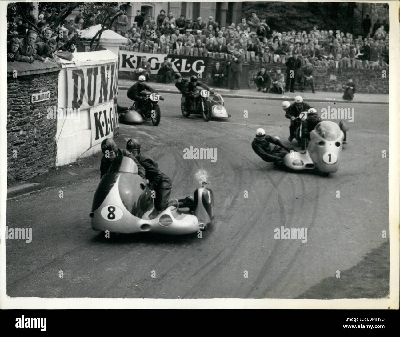 6. Juni 1955 - t.t. Rennen auf der Isle of man Sidecar-Veranstaltung: Foto zeigt Gesamtansicht anzeigen Konkurrenten Rundung Parkfield Ecke Beginn der internationalen Sidecar-Veranstaltung. während die t.t. auf der Isle of man Nr. 1 Wilhelm Noll Deutschlands. der Seitenwagen Weltmeister war, wer in Führung, doch wer war stürzte fünf Meilen vor dem Ziel. Die Veranstaltung wurde von Willi Schneider von Deutschland auf ein B.M.W gewonnen. Stockfoto