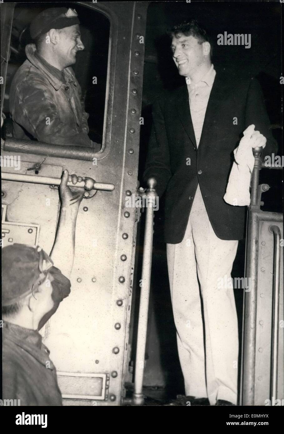 6. Juni 1955 - Burt Lancaster kommt in Paris.: tragen graue Waschlappen und einen blauen Mantel, Burt Lancaster zeigt Hallo brachte berühmte Grinsen, der Lokführer des Bootes zu trainieren. Ihn nach Paris an diesem Morgen, Burt Lancaster angekommen in Paris zur Vorbereitung seiner Hauptrolle in der Hecht-Lancaster-Filmproduktion '' Trapzze'', die komplett in Paris an der berühmten Cirque d ' Hiver erfolgen wird. Andere Stars der Panorama Widescreen Farbe Drama werden Gina Lollobrigida und Tony Curtis. Sir Carol Reed wird direkt und James Hill für die Freigabe der United Artists produziert. Stockfoto