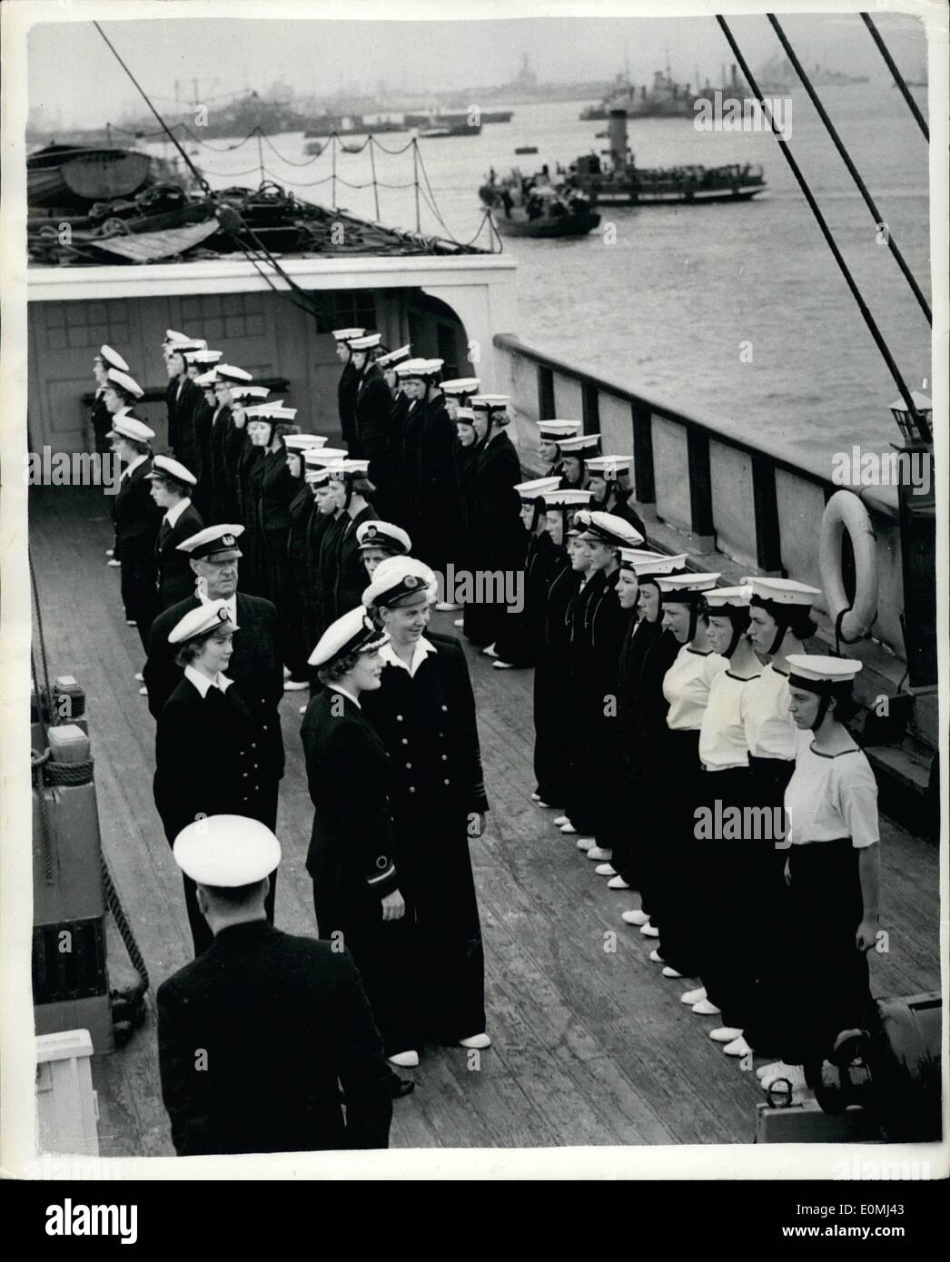 8. August 1955 - besucht Lady Pamela Mountbatten Mitglieder Mädchen nautischen Training Corps. Die jährliche Woche Schulung des Mädchens nautische Ausbildung Corps., eine freiwillige Organisation für Mädchen im Alter zwischen 14 und 20 interessiert, das Meer und alles, was Nautik, findet an Bord der Ausbildung Schiff Foudroyant, im Hafen von Portsmouth, und heute einen Besuch vom neu ernannten Corps. Kommandant, Lady Pamela Mounbatten, die das erste Mal war, zu denen sie die Gelegenheit, einige der Offiziere und Kadetten treffen konnte Stockfoto