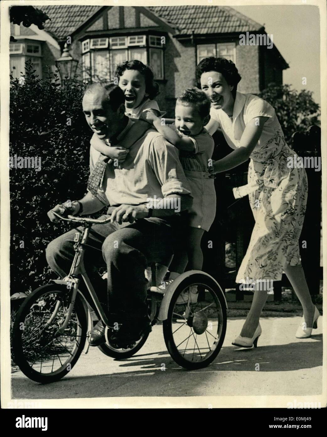 8. August 1955 - London-zu-New York- und -Canberra-Navigator zu Hause mit seiner Familie zurück. Foto zeigt Peter Moneypenny, navigator Stockfoto