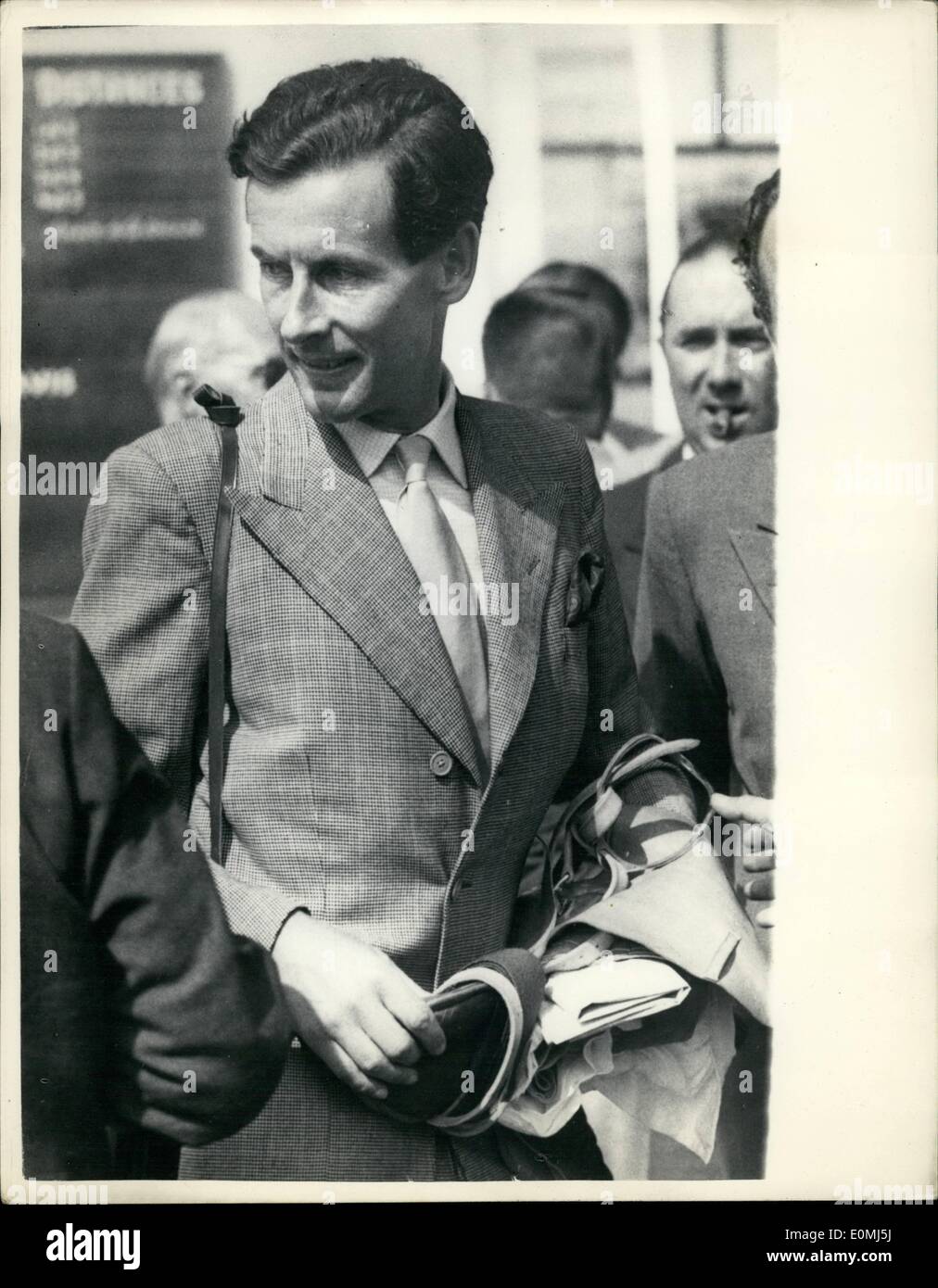8. August 1955 - Pferd Group Captain Townsend Wins Rennen in Ostende. Group Captain Townsend, Reiten die Chesnut Mare, Kwenda, war gestern, durch die große Menge jubelte, als er das Pferd zum Sieg in einem Fotofinish beim Prix de Cyrano Pferd Rennen in Ostende Ritt. Viele schwül bei strahlendem Sonnenschein waren zu fangen einen Blick der 41-jährige Luftschlacht um England Held, dessen Name mit der Prinzessin Margaret liiert, von britischen Touristen. Foto zeigt: Group Captain Peter Townsend im Bild an der gestrigen Sitzung am Ostende. Stockfoto