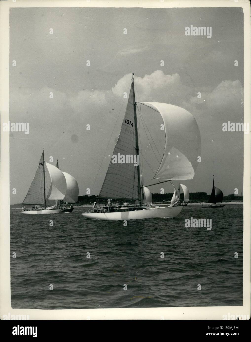 8. August 1955 Rennen - Cowes Regatta - Yachten bei strahlendem Sonnenschein. Foto zeigt Spinnaker in der Handicap-Rennen für Yachten von 24-30 ft R.O.R.C. Bewertung in Cowes heute sind. Stockfoto