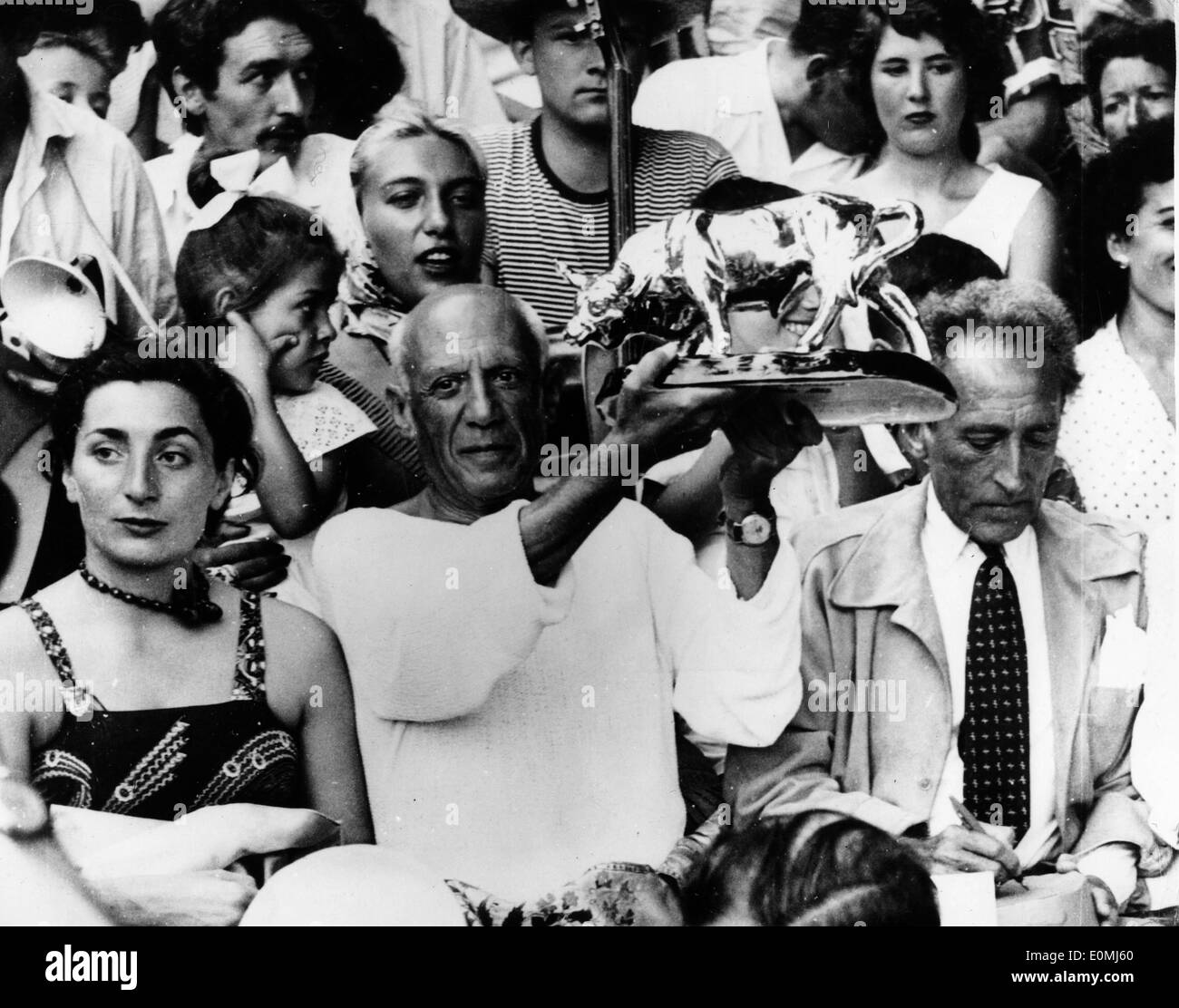 Künstler Pablo Picasso mit seiner Frau Jacqueline Roque und Jean Cocteau auf einen Stierkampf in Vallauris Stockfoto