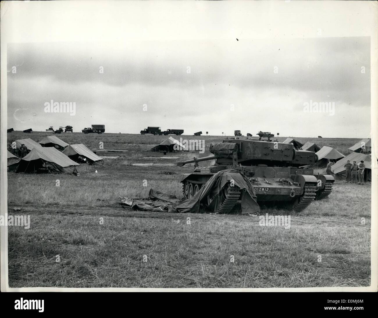 19. August 1955 - Rätsel 19.08.55 Experten, die außer Kontrolle geratenen Panzer zu untersuchen. Vier Männer getötet in Salisbury-Armee-Camp. Vier Männer wurden gestern getötet und vier wurden schwer verletzt, als ein Panzer anfing, auf dem Parkplatz Boden im Tilshead Camp, Salisbury bewegen. Dieser Panzer prallte gegen zwei weitere Zusendung schwerfällig 150 Yards den Hügel hinunter. Da die Wachen Warnung rief und hektisch blies Pfiff, dass die Tanks Zick-höher hangabwärts Abflachung alles in ihren Bahnen einschließlich Zelte, in denen Männer schliefen. Die Leben vieler wurden durch das Geschrei von den Wachen gerettet. Stockfoto