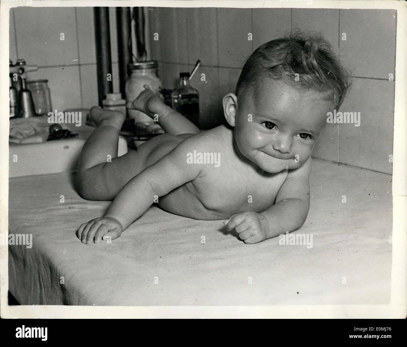 23. August 1955 - die Star-To-Be des kommerziellen TV Baby Diane: einer der ersten Stars des kommerziellen Fernsehens werden sieben Monate alten Diane Burns - sie ist das Herzstück von einem 60-Sekunden-Werbefilm Werbung für ein Produkt von Seife. Die Macher des Films gefunden Diane in einem Nord-London-Kindergarten - und nahm sie für die Hauptrolle. Ihr Vater ist arbeitslos - er ist 43 Jahre alten Patrick Burns lebt in Süd-London Zentrum für obdachlose Familien - und ihre Mutter ist sehr krank gewesen. Foto zeigt Diana Burns - neue Star-werden von kommerziellen t.v. Stockfoto